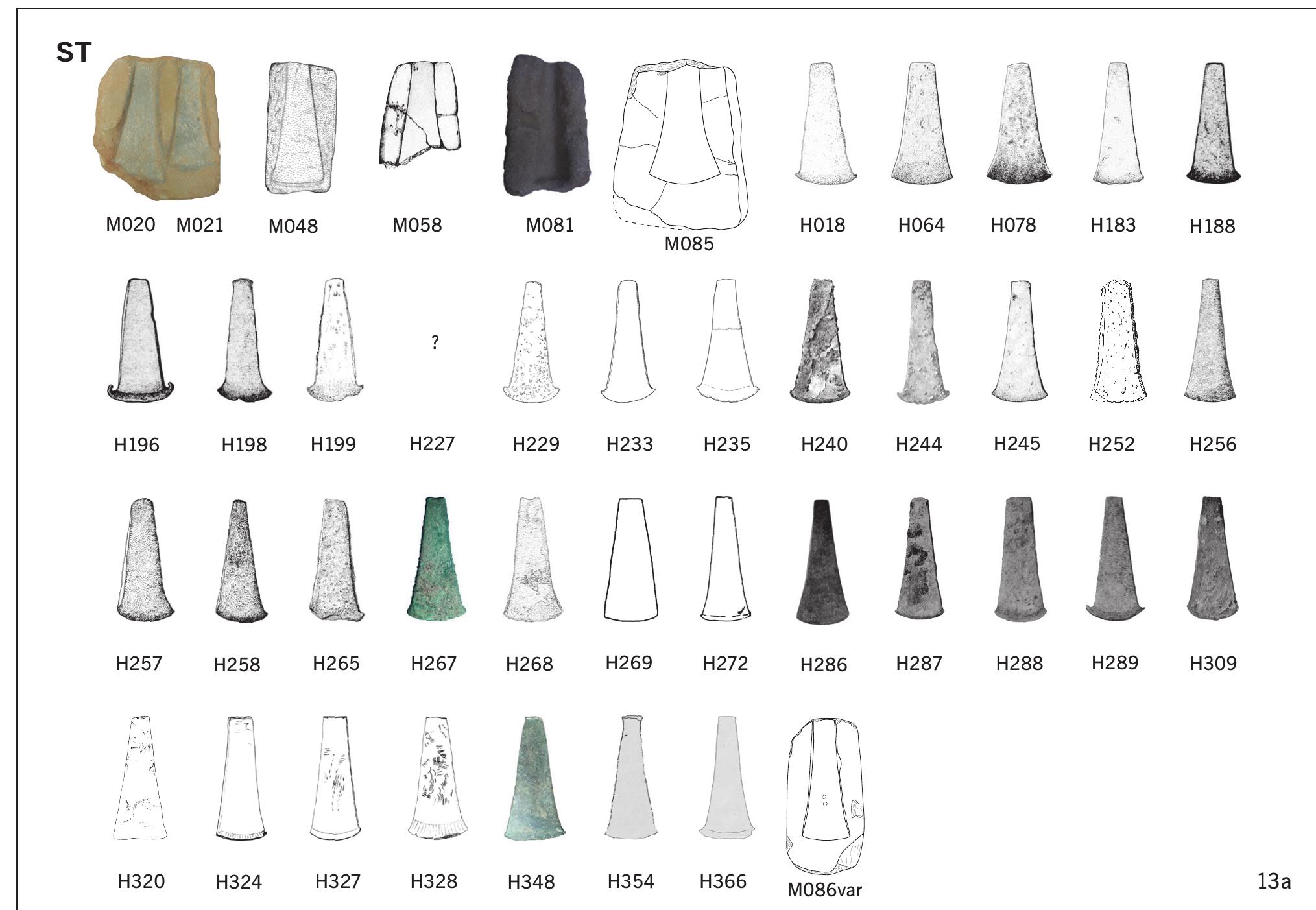 Apart from their triangular shape and thin butt, the axes of this taxon are defined by a low slenderness, giving their bod- ies a squashed or compressed aspect (Tab. 13). Compared to most other taxa, in this case a relatively high number of wide cutting edges (F2) appear. According to six measured and five estimated weight measurements, the axes are small and, occasionally, medium-sized (63-635 g). Their distribution is concentrated in Eastern Iberia with some cases in the north. The notable number of moulds confirms their production  The TRA-TE-SA taxon includes by far the largest number of cases (112), which can be divided into 90 flat axes, 3 flanged axes, and 19 casting matrices (Fig. 13). Probably, the still 