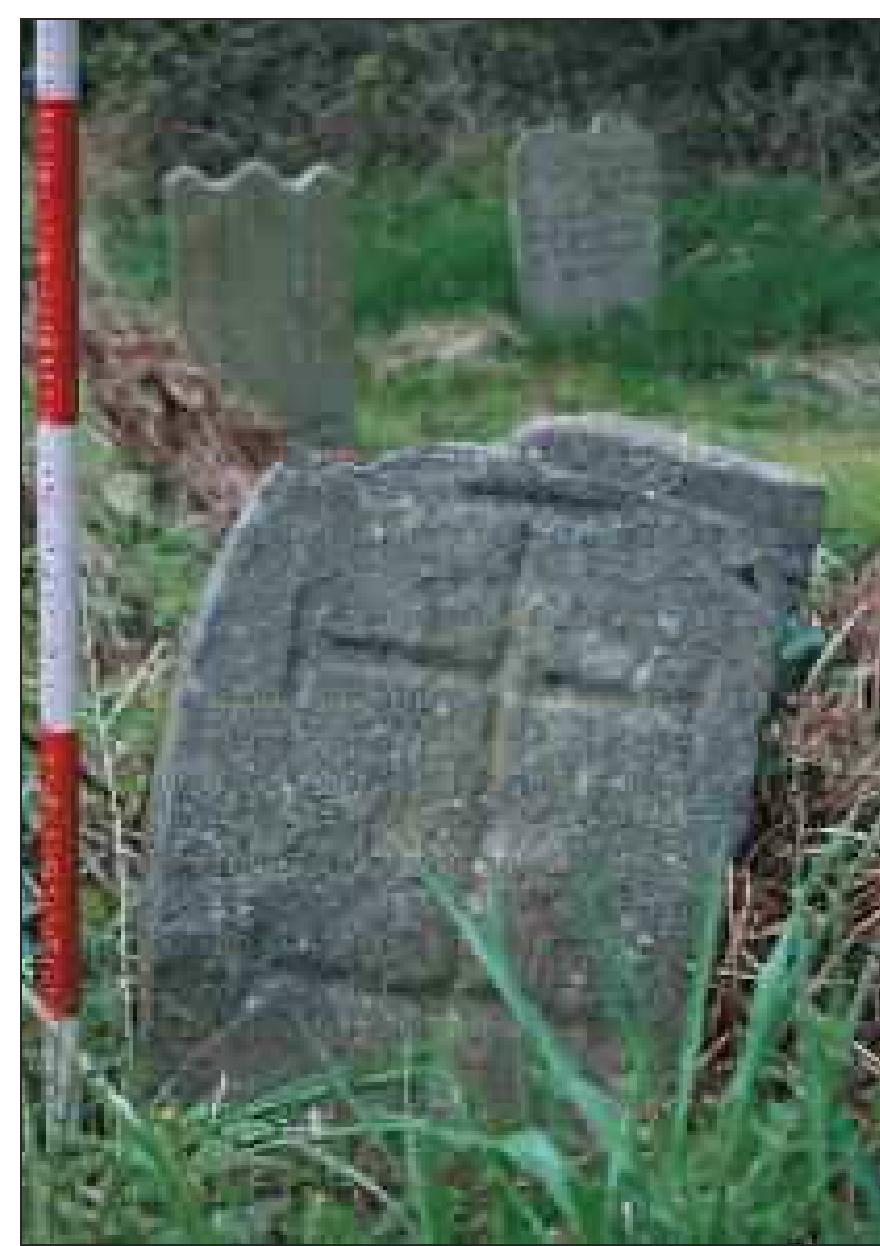 Cemetery Headstone Saddles – Never Blow Away! 2 Sets With Dry Foam, Fits 3–8 Inch Monuments, Reusable & Weatherproof