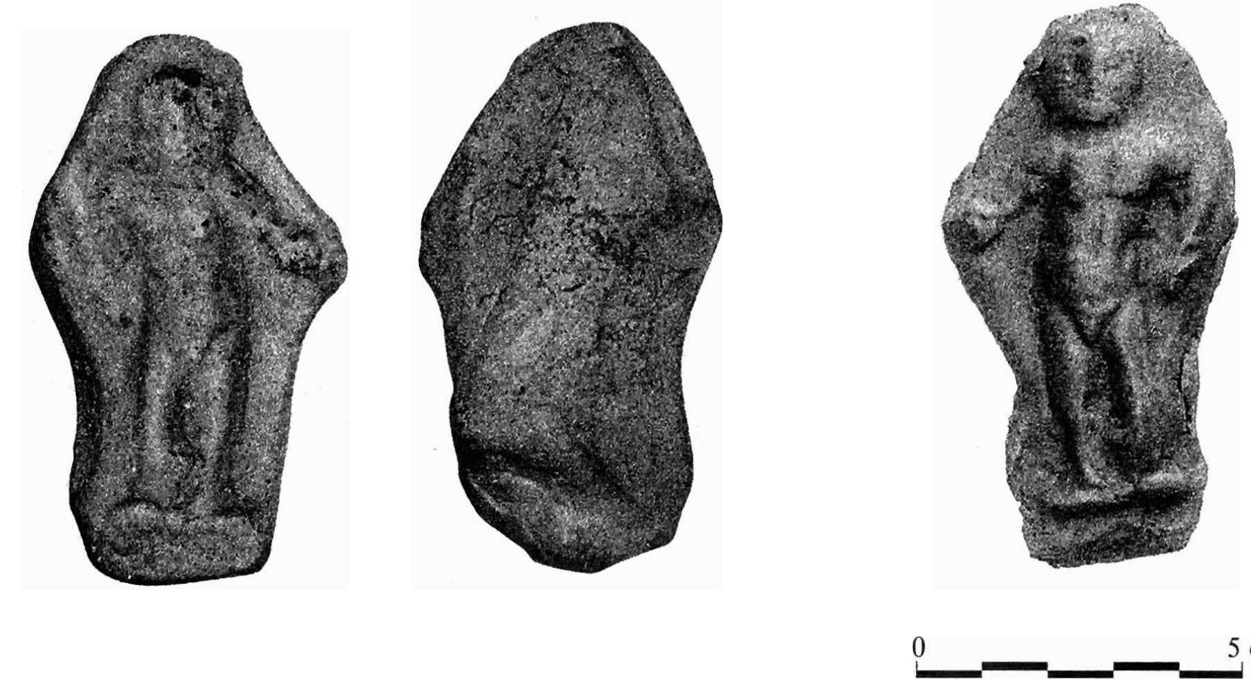 Bpnpekn Se3cnopHute aHHM 3a MpOMsBO]- CTBO Ha KepaMuka OT TO3H THN (CysToB 1972, 25, OOp. 7; 26, oOp. 8, 9; 27, oOp. 10; Sultov 1985, Tabl. XXIII, 9; XXIV, 2, 4, 5, 7; Kabakéieva, Sultova, Vladkova 1988, 28-31, NN 162-178) HeHHOTO pa3npocTpaHeHue Ha TepHTo- puaTta Ha cbBpemMeHHa benrapna s3acera e WIKOCTpHpaHo C eMHHYHH HaxoyKH (Murosa- Uxonosna 1970, 6, o6p. 1; 7, o6p. 2; Martinova 2001, Taf. 1, 1-5). CpapHena c quctpuOyunata Ha CBIOBe, MPOM3BEAeHH B LEHTPOBETE OKONO Byroso, XoruHuua u Ilapnukenn, ca6o 3acBu- yereicTBanata ynoTpeOa Ha KepaMuka c amun- KupaHa yKpaca Moxe fa Obye MHTepnperTupa- Ha e€][MHCTBEHO B KOHTeEKCTa Ha KyJITOBaTAa npakTuKa (Sultov 1985, 54). B ra3u Bp}3xa, Ha- MHMpaHeToO Ha KaJIbIIM 38 MPOM3BONCTBO Ha Ta- 