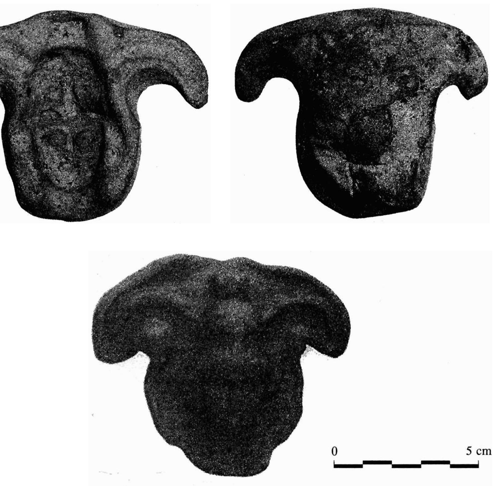 RNASE G: sete: NENA Be: ol Je  Vi3no73BaHeTO Ha TO3H BU WeywaTH € CBEp 3aHO C IIPOH3BONCTBOTO Ha KepaMHka C pesiecp Ha ykpaca, KaTO 4pe3 TAX Ca HaHaCAHH B Hera THB pa3IM4HH OpHaMeATH BEpPXy KaIbMHTE, | KOHTO ca H3pa6oTBaHM cBEAOBeTe (JIMMHTpOB: 1961, 32). OrkpwBaneTo Ha noyo6en HHCTpy MeHT B OH30CT JO OCTAHKH OT Nell 3a H3NH4Aa He Ha KepaMH4Ha NIpOyKUMA € CATypeH HHAM KaTOp 3a HeroBaTa ynoTpeOa B MpOH3BONCTBE HMA Wpowec. 3a chKaNeHwe Ta3M HaXxO]Ka, Cb UO KAKTO M M3BECTHHTe TAKMBa OT TEPUTOPHA Ta Ha Moutana (Bacanosny 1894, 56; Benxor 1940-1942, 189, o6p. 259), e pa3skpnta npu pe MOHTHH JleHHOCTH Ha TePHTOPHATa Ha CBBpe MeHHMA rpay. Banpexn Micata Ha [pyru 1aH HH, TE3H HHCTpyMeHTH ce MpHemaT KaTO 6e3c NOPHO OKa3aTeICTBO 3a (PYHKIMOHMPaHeTO He NOKANHO aTeve 3a IIpOH3BOACTBO Ha HMATHpa WM terra sigillata cbyoBe B Montana (Dimitrova  OpHaMentanHata cxemMa Ha KpPbr, orpafen c paqvalHO pa3snouoxKeHv BpA3BaHHA (poseTa), e equH OT Hali-yecToO ymoTpeOaBaHHTe MOTHBH, NosHaT OT ykpacaTa Ha IIpOM3BefeHHTe B kab cbyope (Baayxosa 1991, 132). Posern, HO C N0-MaJIKH pa3Mep¥, Ca BPs3aHH BBpxy M0- ROOHM ABYCTPaHHU KaJrbIIM, H3BECTHM KaKTO OT Tlapnuxenn (Kabak¢ieva, Sultova, Vladkova 1988, 19, Ne 95; Sultov 1985, Tabl. XII, 4), Taka H OT TepHTOpHATa Ha aHTHUHa Monrana ([]n- muTposa 1961, 31, o6p. 7; 33, oOp. 9). Cama MOTHB € YNOTpeOeH MHOFOKpaTHO BEPXy KaJi'b- mu (Kabakéieva, Sultova, Vladkova 1988, 17, Ne 7318, Ne 87, 90; 19, Ne 88; Cynroxs 1962, 30, o6p. 2; 31, o6p. 3) w pa3mM4HH NO dbopma cB- jose oT BbyToBo HW HeroBaTa OKONHOCT (Kabakcieva, Sultova, Vladkova 1988, 16, Ne 83; 17, Ne 63; Kamumesa 2005, 78, o6p. 36; 79, oop. 46, B, r; o6p. 13, 14). U306pa3ennar BEp- xy Ipyrua Kpal Ha newaTa WekopaTuBeH evie- MeHT Ce NOABABA 3a MIPbB NT Cpe, NO3HaTUTe CXeMH, H3NOsI3BaHH 3a yKpaca. ExemMentTute, OT KOMTO € CLCTaBeH, OGaue (DO3eTA WH MMUTALNA 