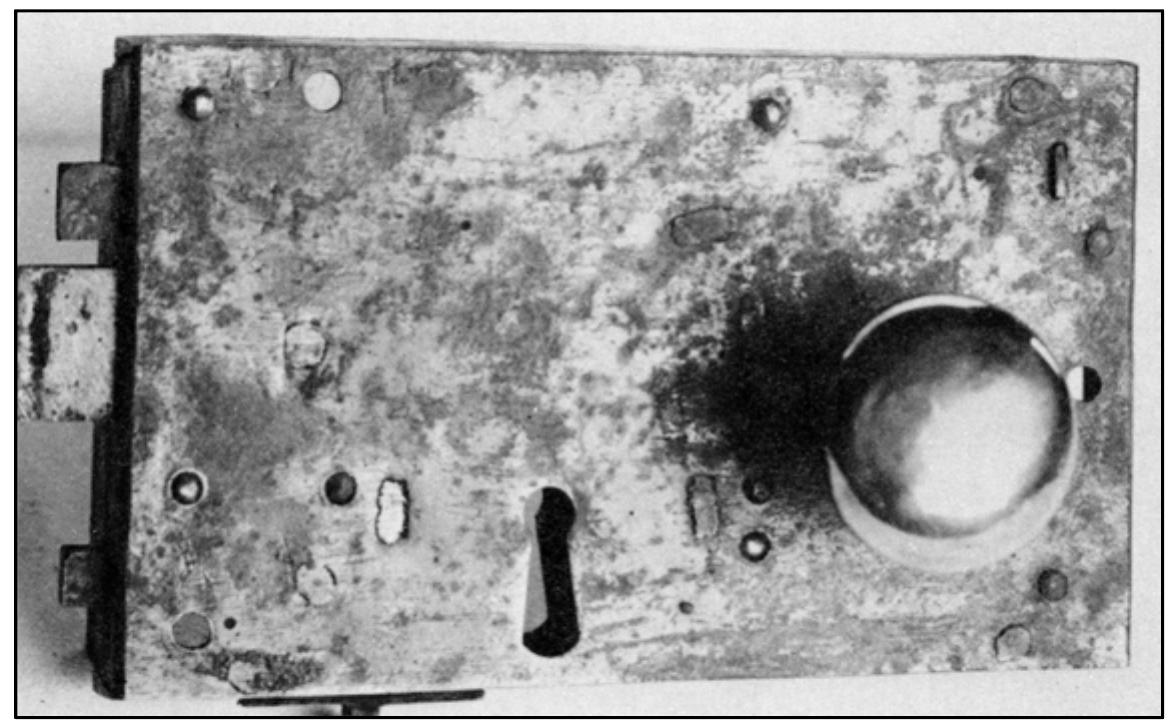 Figure 6.10. Early nineteenth-century iron rim lock with brass knob. Source: Donald Streeter, “Early American Wrought Iron Hardware, English Iron Rim Locks: Late 18th and Early 19" Century Forms, Bulletin of the Association for Preservation Technology 6, no 1 (1974): 40.  interior doors were thicker and able to house the interior workings of a mortise lock.””°  century, they were not widely used in the United States until the 1830s or ’40s when 