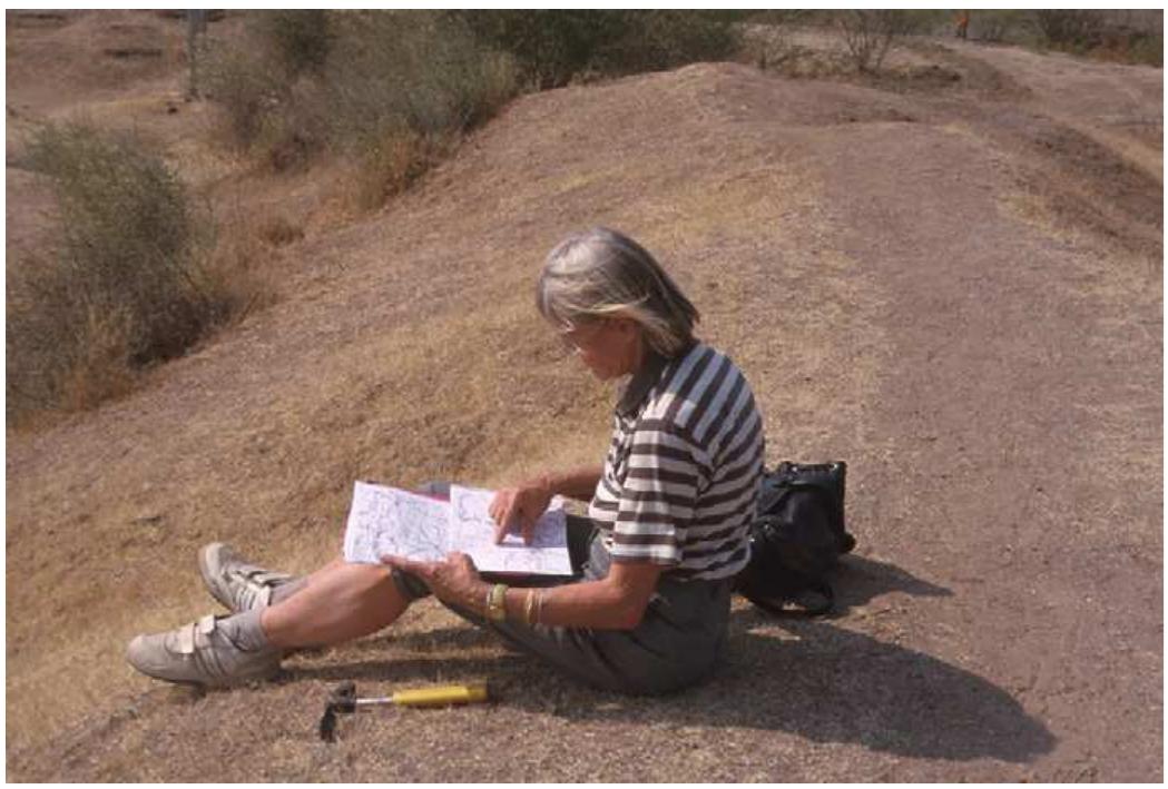 Fig. 5. Re-visiting Chirki-on-Pravara in February 2003. (Photo courtesy: Gonen Sharon.)  Fig. 4. Examining geological formations at Chirki-on-Pravara, Mahar- ashtra (India) in the 1960s. (Photo courtesy: Kenneth A.R. Kennedy.) 