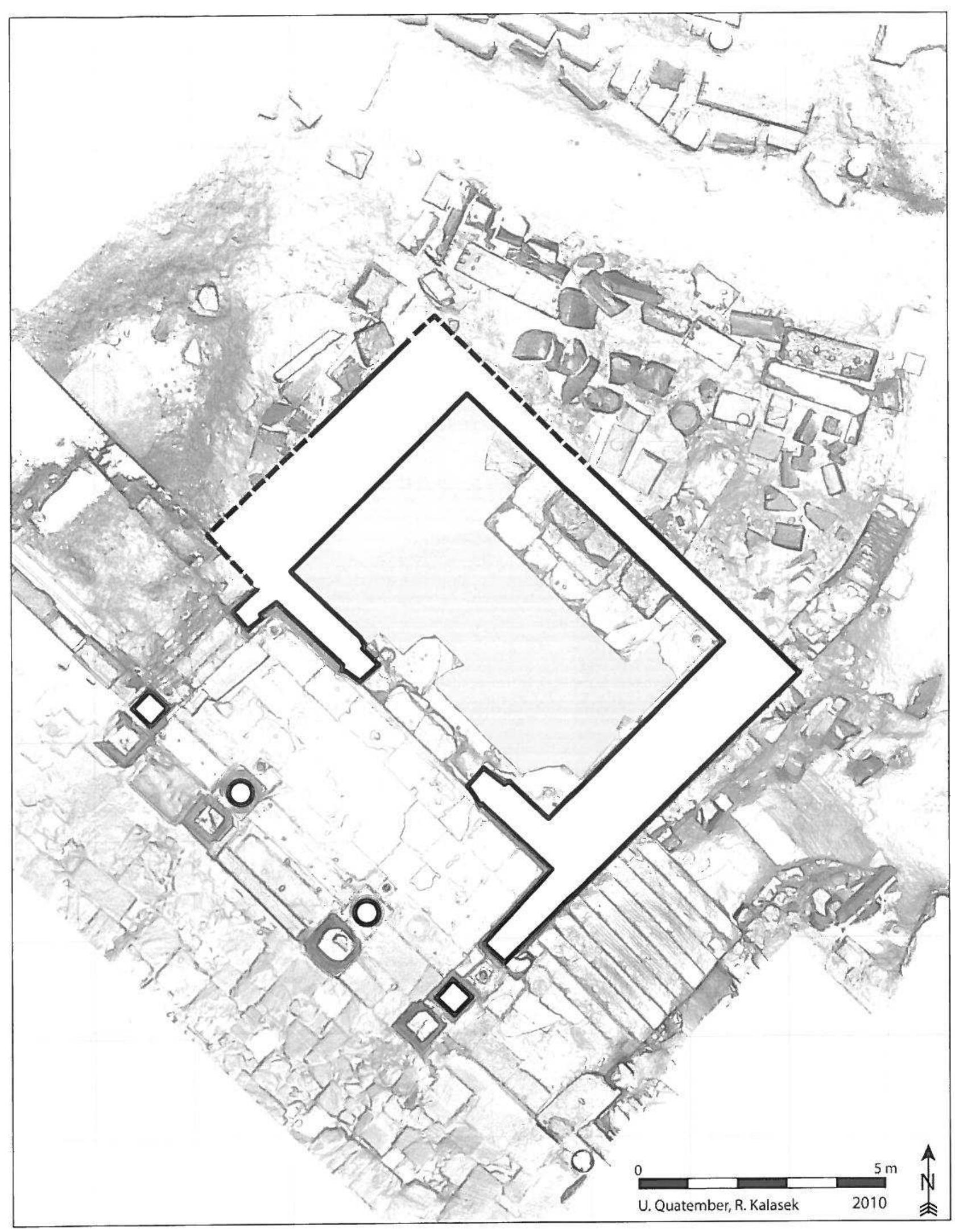 Fig. 3. Plan of the temple superimposed on the 3D point cloud (© OAI). 