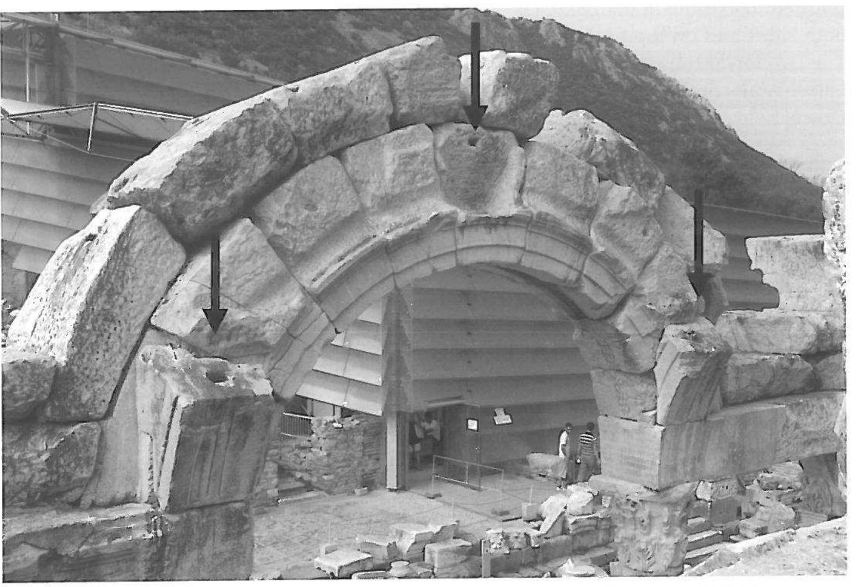 Fig. 16. Springings of three transverse arches at the back of the Syrian arcuated pediment (© OAI) 