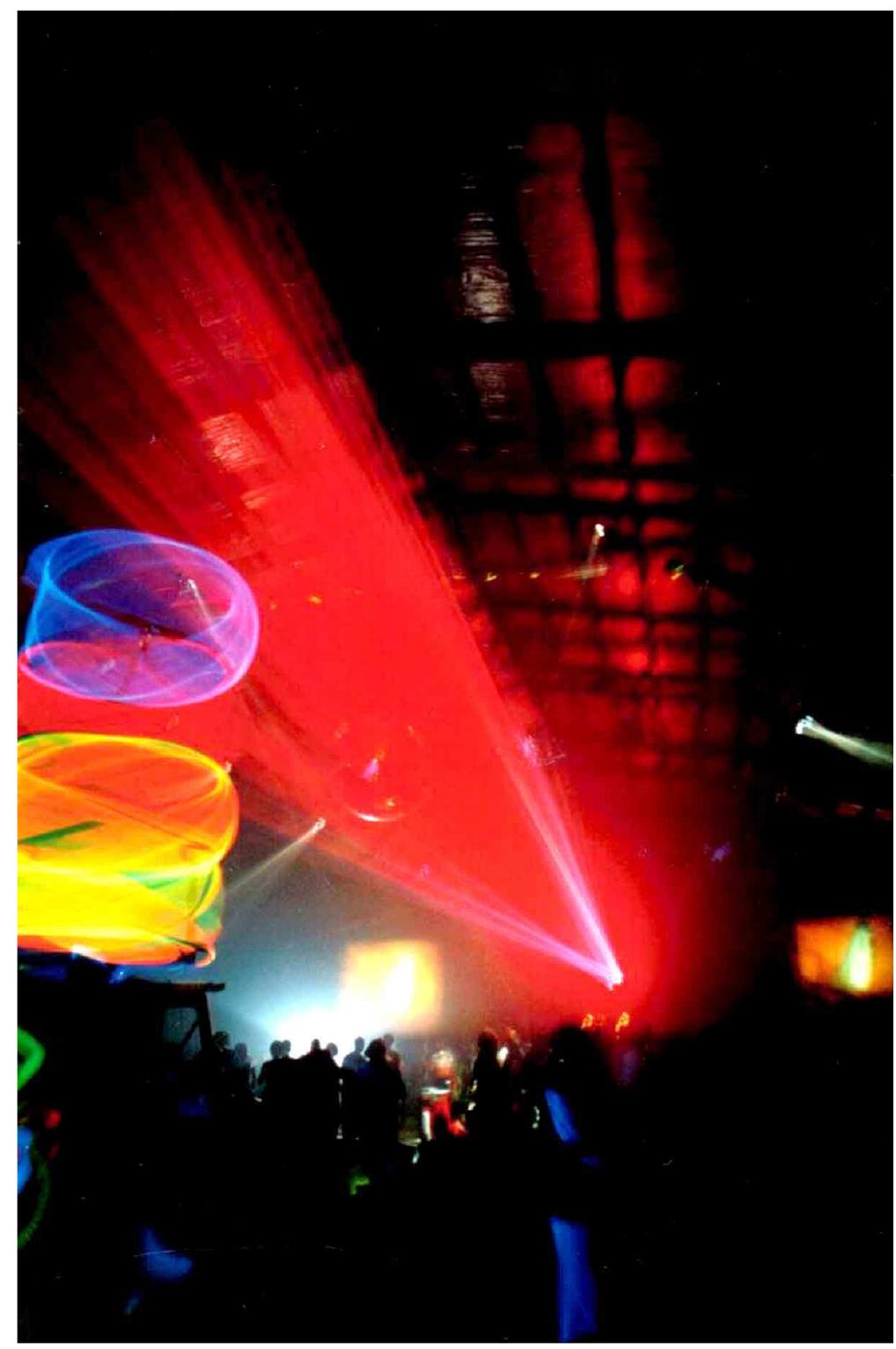 GRAHAM ST JOHN Motor Waste SPINNING DNA RinGs aT Every PICTURE TELLS A Story, Nov 97 (Puoto. SASKIA FOTOFOLK)