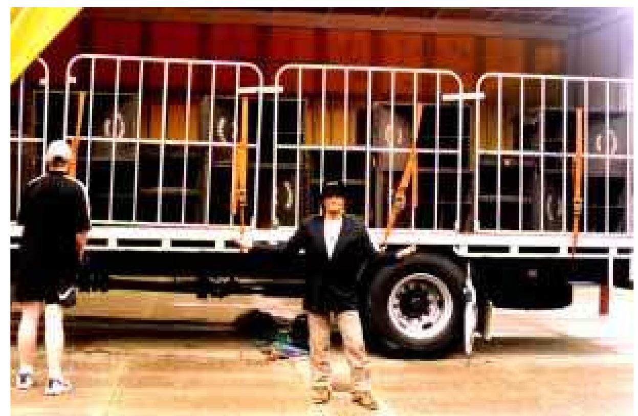 THE GRAFFITI HALL OF FAME’s TONY SPANOS WITH MosiLE PRoTEST SOUND SYSTEM (Puoto. PETER STRONG)