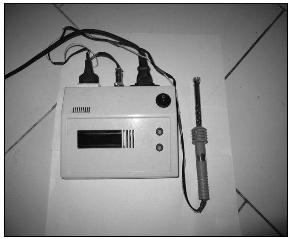 FIG. 1: SOLDERING IRON WITH A FLAT CONTACT ON TOP (DIAMETER) 1.5CM) ATTACHED TO A_ HEATER (TEMPERATURE RANGE 50-200°C) WITH DIGITAL DISPLAY  point) was attained manually and it was continuously monitored with a temperature sensor was implanted into the device.  Burn wound model: Male Wistar rats weighting 250-300 g were used to carry out the present experiment. They were housed individually in standardized environmental conditions, feed with normal diet and water ad libitum. This study was undertaken after obtaining the approval of institutional animal ethical committee of Tehran University of Medical Sciences (TUMS). Animals were anaesthetized by injection of pentobarbital (50 mg/kg, i.p.). Burn wounds were created on dorsal part of shaved rats and the underlying skin was cleaned with 70% ethanol. Animals bearing the full-thickness second-degree burn wounds by heated to 100°C for 10 seconds were distributed into three groups each containing 24 animals. Control rats (Group 1) were left undressed, while experimental rats were dressed twice daily treatment with the N.s extract (Group 2) and 1% SSD (Silver sulfadiazine, Behvarzan Pharma- ceutical Company, Rasht, Iran), as Group 3. 