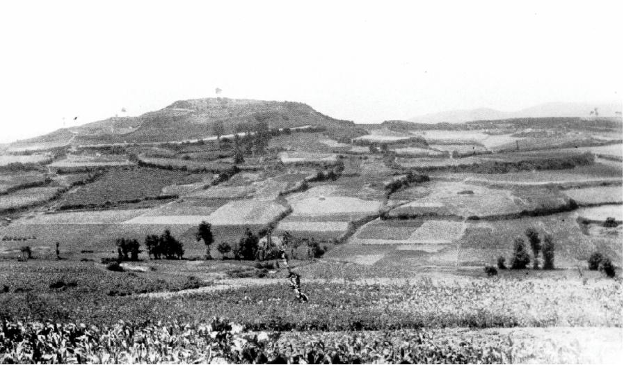 Figure 2. View of Elvifia hillfort, in 1960 (in Luengo 1979)  The Elvifia hillfort, excavated in the 1940’s and 50’s (Luengo 1954-55, 1966, 1975, 1979), is a fortified settlement in a coastal region which acted as the central point within a wide territory. Domestic architecture which has been uncovered in the site reflects an interesting phenomenon of the remodelling of inhabited space, which may be dated to the transitional period between the second Iron Age and the Galaico-Roman period. The substantial differences which have been documented in the buildings makes it possible for us to define the two models of spatiality created by a society undergoing transformation. 