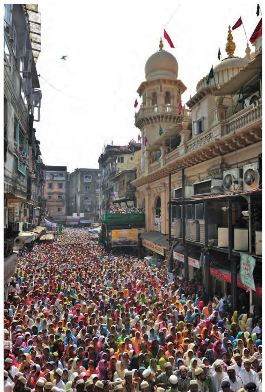 Figure 3: The crowd during the Bohras’ majlis, Mumbai, December 2010.  Figure 2: It was an emotional time for Bohras at Rowdt al-Tahera when their spiritual head, Sayyedna Mohammed Burhanuddin, passed by after the majlis, Mumbai December 2010. 