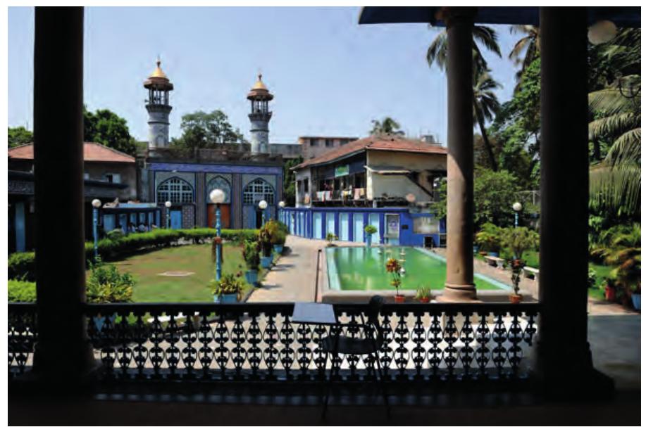 The oral history of the Iranian community relates that the earliest group of Iranians arrived in Mumbai during the first half of the nineteenth century. These were influential traders who mainly came from the southern cities of Shiraz and Lar. These traders were major contributors to the building of religious places in Mumbai. The majority of the Shi’i places in Dongri were established by and named after these traders. A famous trader, Haj Mohammad Hussein Shirazi, built the Iranian Mosque, often called Moghul Masjid, in the 1860s. This is arguably the most important and oldest major Shi’i place in the city. The Shushtari and Amin? imambaras are other well-known Shi’i places in Dongri established by Iranian traders during the late nineteenth cen- tury.  Figure 4: Iranian Mosque, often known as Moghul Masjid, Mumbai, April 2010.  Iranian traders during the late nineteenth cen- 