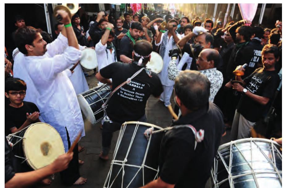 Figure 5: Members of the Iranian diaspora from Bushehr play damam in Imambara Rd, Mumbai, December 2010. 