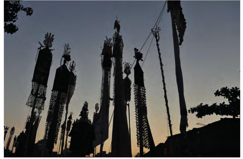 Figure 9: The procession of Ashura afternoon in the south of Mumbai, December 2009  Sd IUa-ASTMdalis, Wl SFOUDS KMOWTT ds Gllju- mans, participate in the procession of Ashura day from all over the city, including Shi’as from UP who come from Mumbra or Govandi. While these anjumans carry their ta’zyehs through local processions, they participate in the main procession in Dongri without the ta’zyehs. In other words, in local processions they signal their UP identity, but when it is time for the main pro- cession they simply follow the Mumbai format of the procession. Indeed, while the Shi’as from UP keep practising their own custom and identity at the local level, they exercise and exhibit their solidarity with other Shi’a communities during the major event. 
