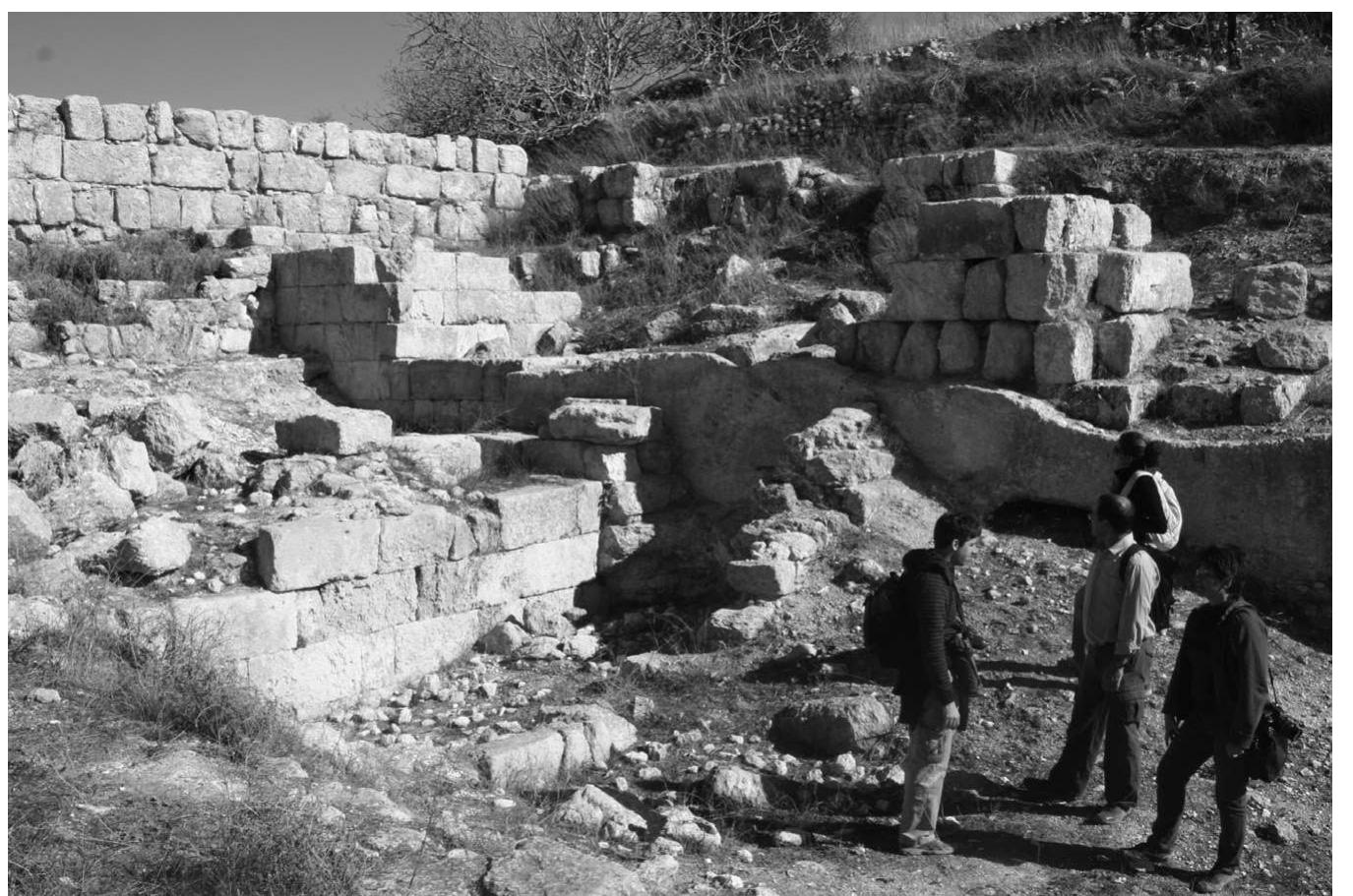 ‘igure 23. All that can be seen today of the walls of the palace at Samaria. Note the ock scarp and the headers and stretchers building method (wall on upper left side elongs to the temple of Augustus). 
