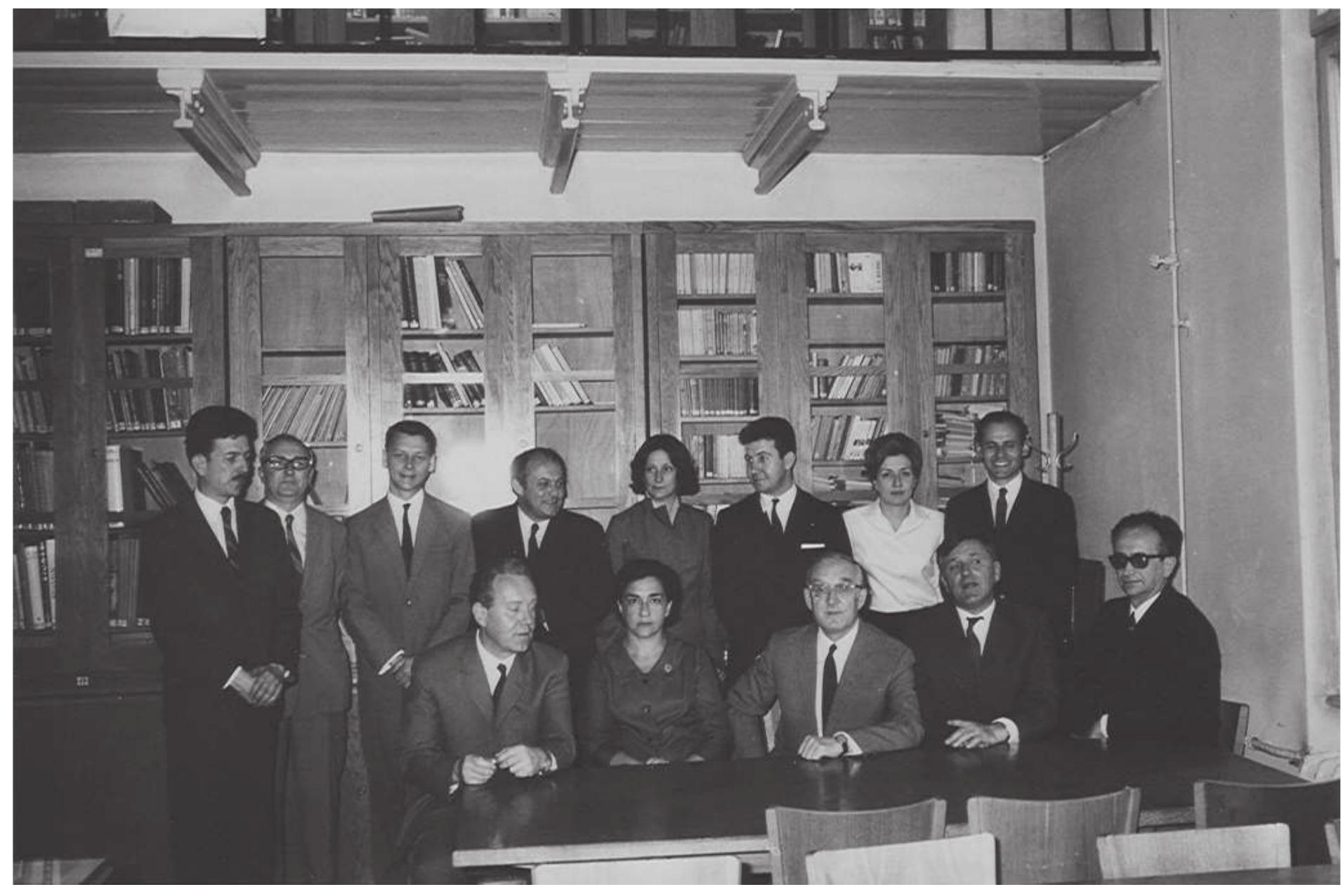 OcuuBain uv upBu capaqHuun Mactutyta 3a uctopujy yMetHoctu Muro30pcKor dpakysteta y beorpayy (cToje, ¢ meBa Ha ZecHo): Muogpar Jopanosuh, Jyman Tacuh, Angzpe) Angzpejesuh, Jlasap TpudyHosuh, Pagmuna Muxajnosuh, Cpeten [lerkopuh, Mapuya Uynyt, Tojo Cyoornh (cee, c eBa Ha WecHo): Bojucnas J. Hypuh, Jopanka Maxcumosuh,  Cretoran Panoiunh Jleigg Menaxornh Roincnar Konah 