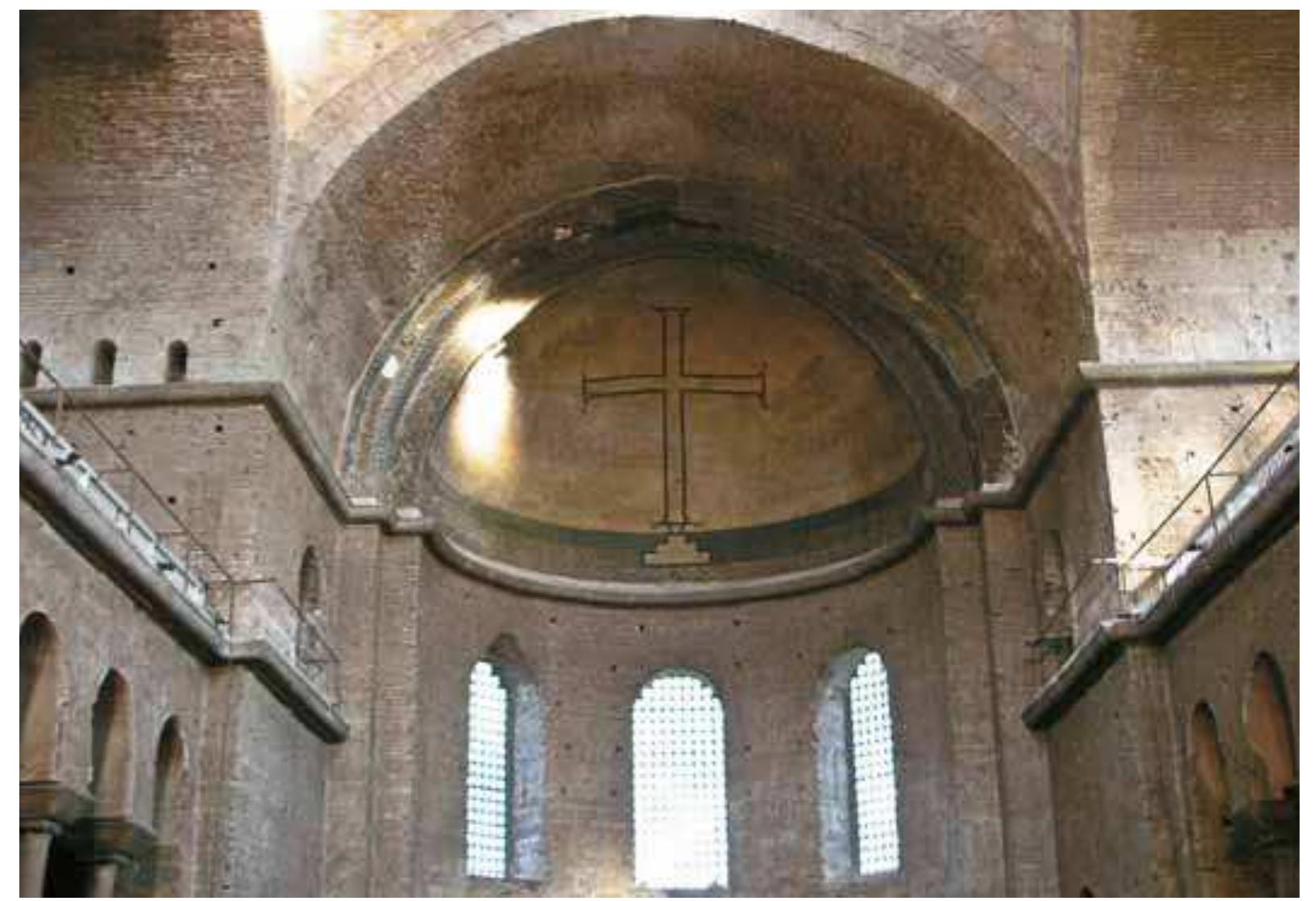 Fig. 41 | Hagia Irene, Constantinople, view of the apse conch, ca. mid 8th century.  background of the representation of the Virgin, when after the final restoration of icons in 843 the Virgin and Child was once more placed in this position, at least according to the inscription preserved on the vault: “Naukratios restores the holy images” (‘Xtudoi N auKpauoc tag Deiag sixavae) ® Ho AO) 
