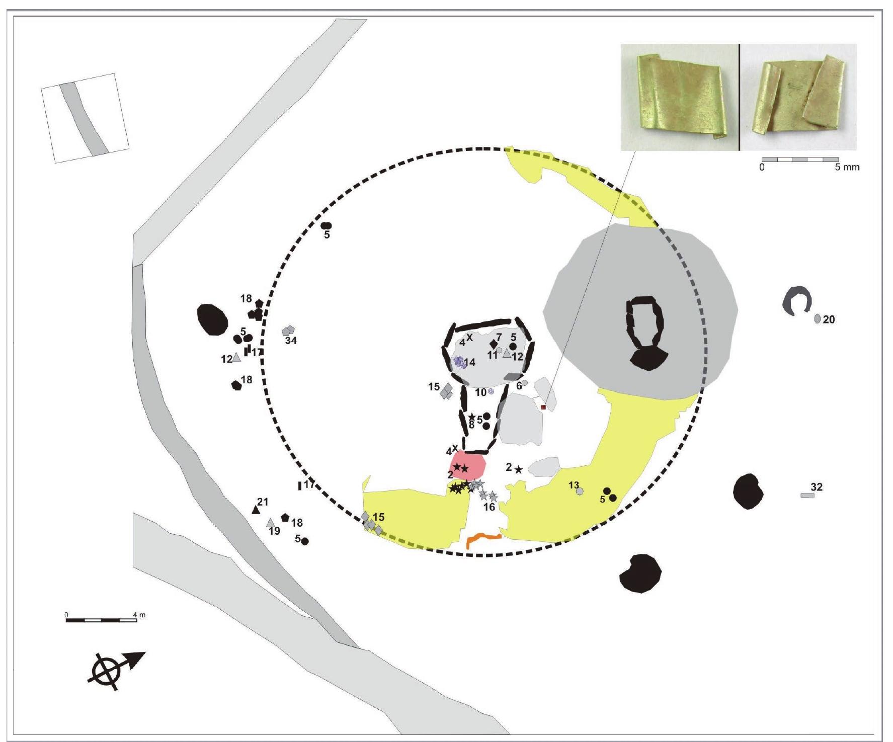 Figure 4. Distribution of the vessels documented in the Dolmen of Dombate. Each number corresponds to a different vessel. Top rigt photo of the only fragment of gold documented in the dolmen reminiscent of the style used for vessels with ungulate