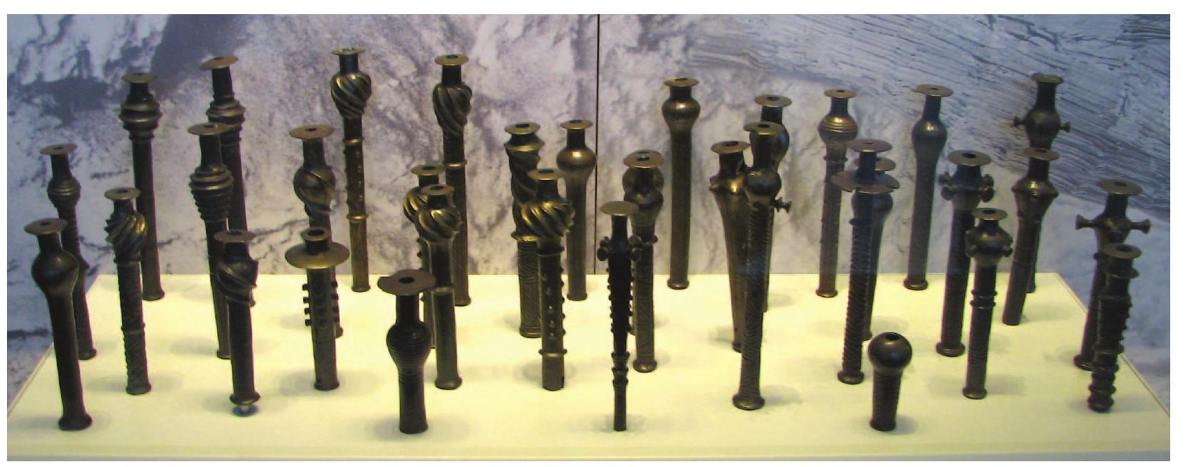 produced using the lost wax technique. Taking into account the possibility that the clay used for the casting does not necessarily indicate the place of the casting, he speculated on the produc- tion place of the metal objects (Goren 2008, 391-93). Goren now claimed, contrary to his previous study, that the metal objects were manufactured in a single place. As some of the analyzed clay samples pointed to Transjordan as a place of origin, while others pointed to Cis-Jordan, it followed for him that the cast- ing was carried out somewhere between these two regions. In 