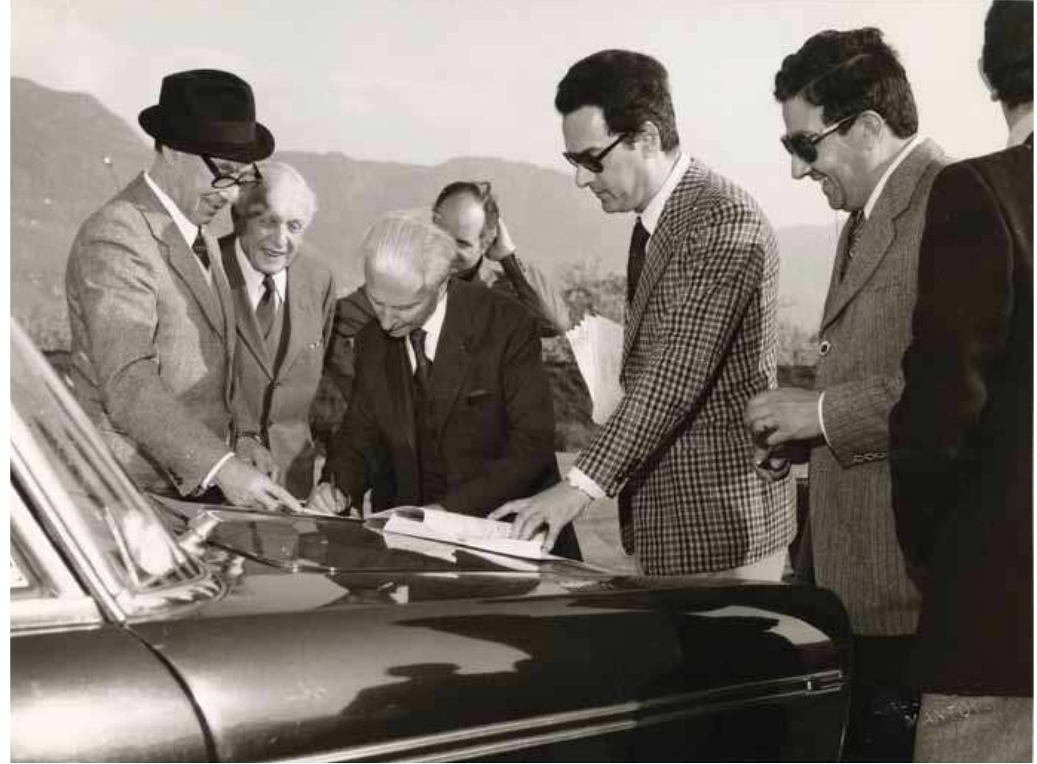 (da sx il Direttore Generale avv. Renzo Morelli, il consigliere avv. Walter von Walther, il D.T. ing. Gerio Castracani e gli ingg. dell’ ANAS Clausi, Schettini, Postiglioni) 11 aprile 1974  Sionature verbal viability at the opening to traffic of a section of motorway  ‘Autostrada del Brennero rappresenta una felice eccezione a questa tendenza. Li ua collocazione in un contesto paesaggistico molto delicato ha portato i progettisti ; restare una grande attenzione sia alla collocazione del manufatto entro l’equilibri stetico ed ecologico del contesto di riferimento sia alla sua definizione formale. L: toria dell’Autostrada del Brennero pud essere vista cosi come una storia del progett ell’uomo in un contesto naturalistico di grande pregio. Una storia che a distanz: i anni e nel suo evolversi continua a darci degli spunti di riflessione per capir uali rapporti virtuosi possano instaurarsi tra le urgenze della Natura e le necessit ell’Uomo. 