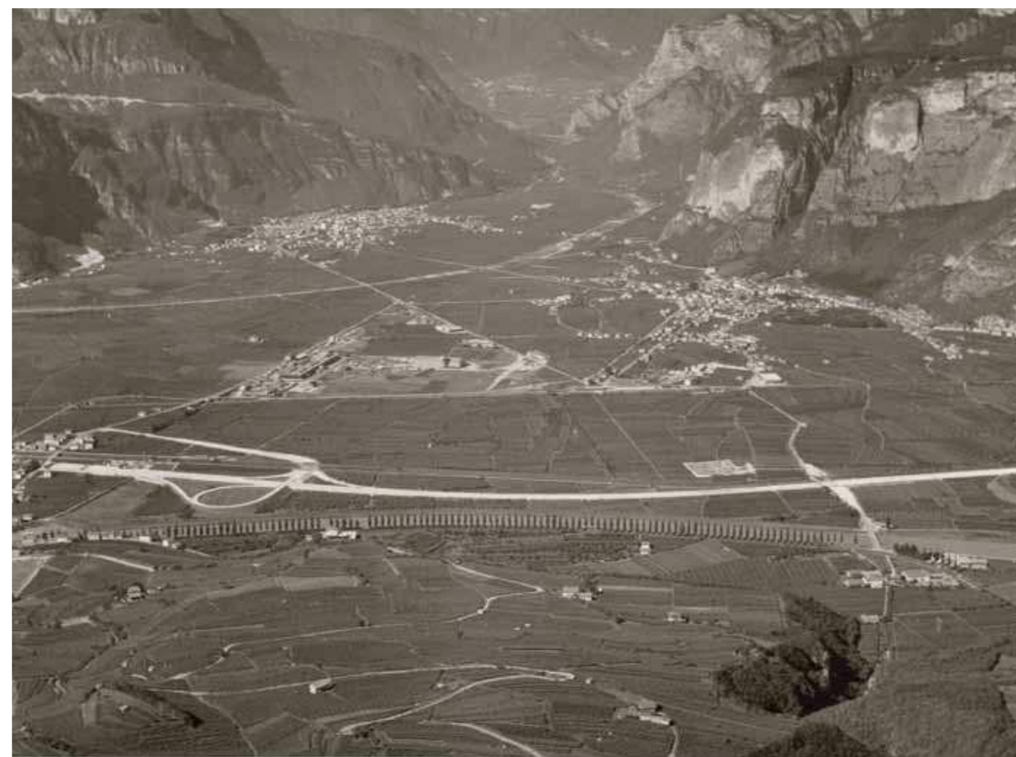 Veduta a sud di Egna, con panoramica sulla Piana Rotaliana View at south of Neumarkt, with panoramic on the Piana Rotalian 