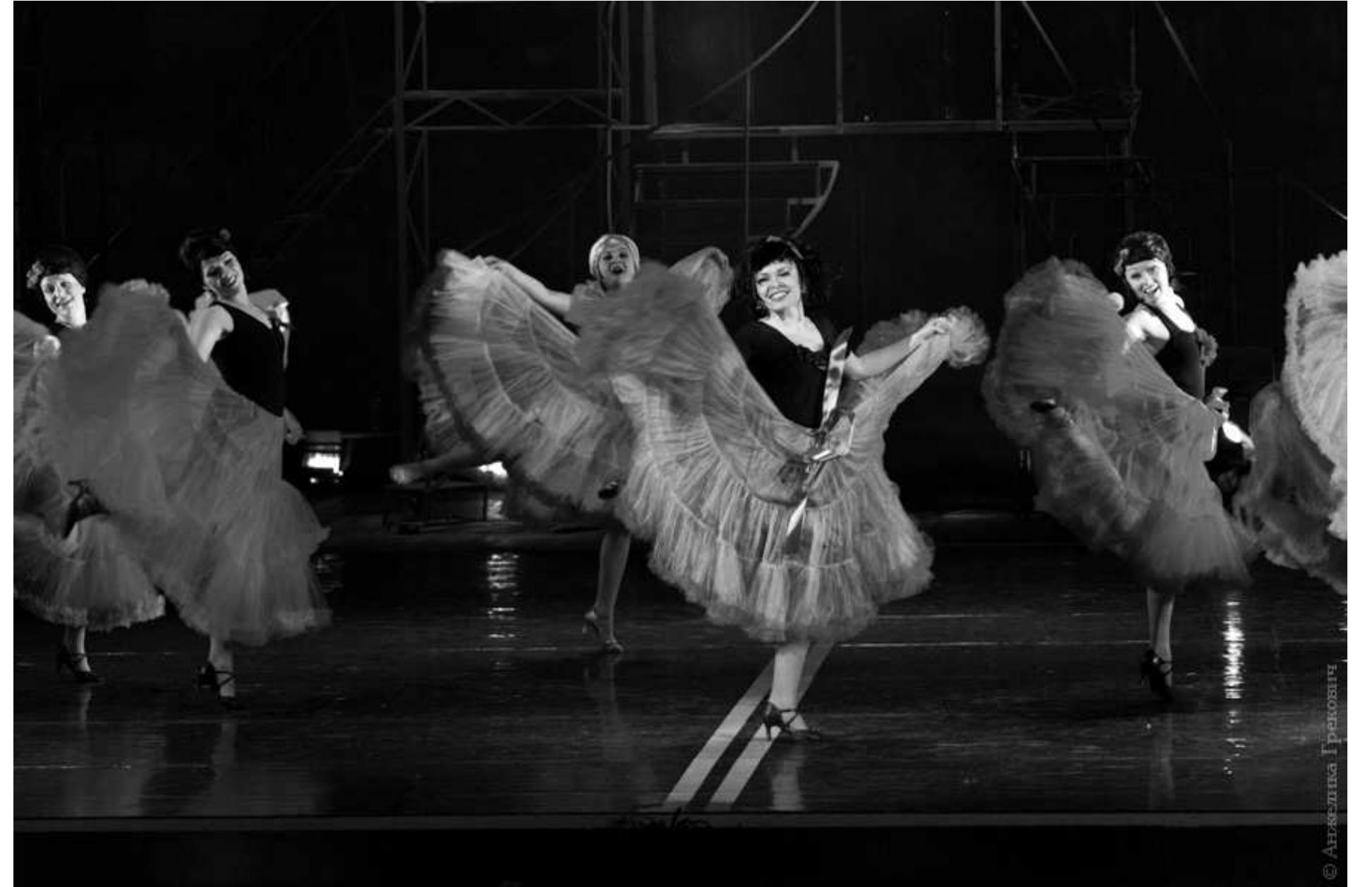 Vladimir Posner’s Russian translation of the book and lyrics is scrupulous, inventive, and at times exquisite. It is no small feat to render the compactly worded lyrics of a US musical into a language notorious for its morphologically and syntactically inflicted long-windedness. Posner’s unflagging commitment to Stephen Sondheim's ambitious rhyme schemes in songs like "I Fee Pretty" and "America" is uncommon among translators of musical theatre in Belarus and Russia today. His treatment of the spoken dialogue remains as theatrically effective as it was in 1979, when this translation was published in a hardcover edition in the Soviet Union. In converting the language of the Jets into Russian, he takes his cue from the   West Side Story directed by Anastasia Grinenko. Photo: Courtesy of the Belarus State Musical Theatre.  This first fu  Side Story in Belarus is the result of joint efforts  the BSMT and the U  American creative team: directorA nastasia Grinen  (Belarus), choreogra Dmitry Yakubovich  Makarevich (Belarus) and Philip Simmons (USA), rei Merenkov (Belarus), and costume designer Yulia Babaeva (Belarus). Unli recent appearance in Russian, tre in Novosibirsk, the Minsk  stage designer And  the musical's other at the Globus Thea  (Belarus), conductors Niko  S Embassy in Minsk. The two partner organizations assembled an able Belarusian-  phers Paul Emerson (USA) and  ly-mounted production of West  by  KO  ai  KE  version is not a transfer of the 1957 Broadway production. While some of the newly-choreographed 