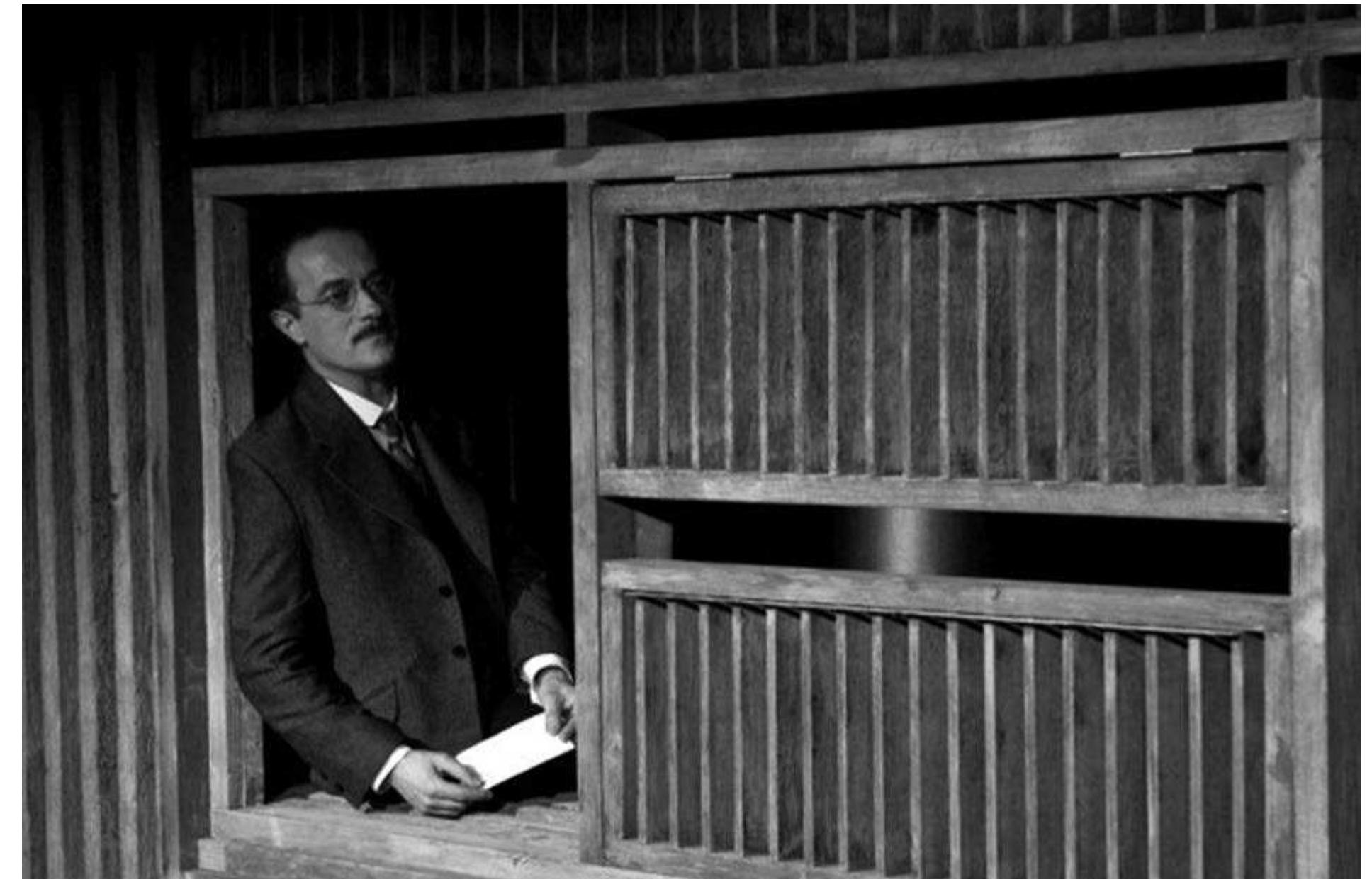 Kafka enamorado by Luis Araujo. Maria Guerrero National Theatre. Photo: Marta Vidanes  In past issues of WES, I have overtly lamented the relative absence of living Spanish playwrights from Madrid's public stages: the National Drama Center (CDN) and the municipal Teatro Espanol WES 12.1, Winter 2000; 12.3, Fall 2000]. M failing to place the problem center stage later did not mean it had disappeared. In 2012-13, however, with playwright/director Emesto Caballero (born 957); [WES 18.3, Fall 2008] at the CDN helm, the national stage is actively promoting the nation's dramatists. Prior to assuming this position in January 2012, Caballero announced that Valle-Inclan (1866- 1936) and Garcia Lorca (1898-1936) would be pillars of his programming; this year he has turned to contemporary authors. The season began with Los conserjes de San Felipe (Cadiz 1812), a history play by José Luis Alonso de Santos (born 1942). Because the Maria Guerrero was still under renovation, that production took place in the Teatro Espanol. During my week of theatre-going, starting Easter Sunday, I   Araujo's recent triumph at  the Maria  Guerrero was preceded in 2008 by Mercado libre  (Free Market) at the Teatro Espanol. The had sent scripts over the years to Mario G  playwright as, amuch  admired Catalan director who headed the Madrid municipal theatre 2004-2012. Araujo recalls that he submitted eight to ten texts, to no avail. But Gas read Mercado libre when he served as a judge for a  