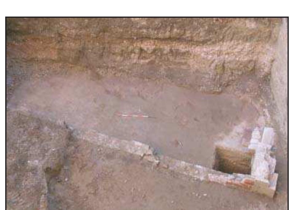 Fig. 3.37 Excavation of Palazzo Scotto. The church of Sant’An- drea (part of the fagade and northern building wall) referred to the XIV century phase. 