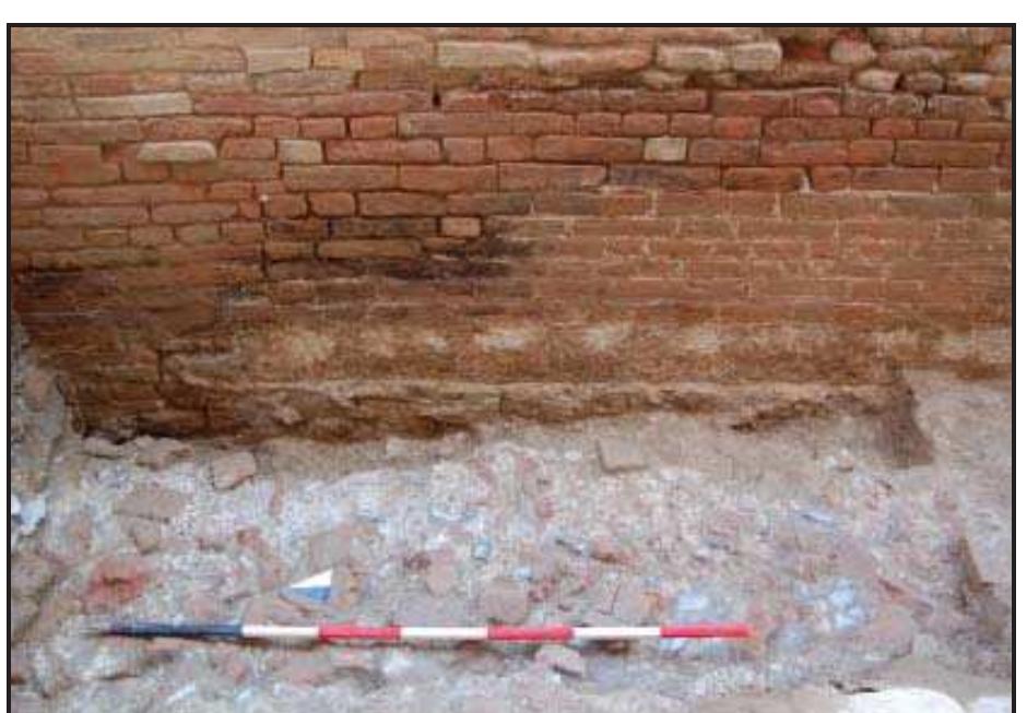 Fig. 3.49 Excavation of via Toselli. Expansion of the tower hou- se with base in limestone blocks and brick elevation.  of the XIII century (Ducci et alii 2010). It is during this period that bricks started to be used, initially to build important constructions, such as the bell tower of San Sisto (ALBERT! et alii 2006), and then for the building walls and paved floors of the buildings belonging to the upper classes; lastly, it became a common building material, as witnessed by the impressive renovation of the building in via Toselli**®, by the partitions and floors of the buildings in via dei Facchini*™, by the domus in via Sant’ Apollonia** and by the construction of seven tower houses during the second half of XIII century in the area of Palazzo Giuli, which were located along the secondary road network moving further away from the main roads. The use of construction elements that could be easily found and transported and that were lightweight, easy to lay and less expensive than stone*”® which, together with wood, had been the main building material up to that moment, responded to the increasing demand for buildings yet at the same time was the propelling force of demand itself. This new construction  method led to the introduction of new construction 