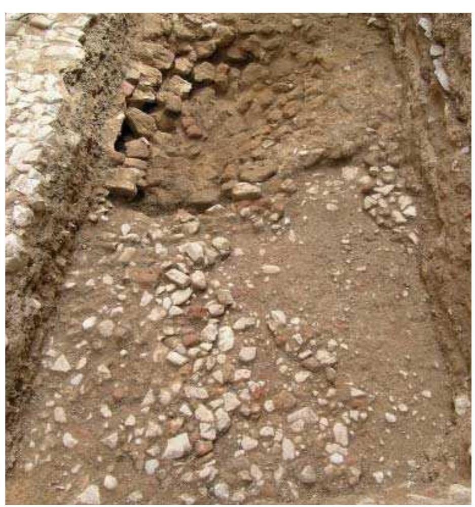Fig. 3.53 Excavation of piazza Sant’? Omobono. Of note, the division of the square into private area (above) and public area (below). 