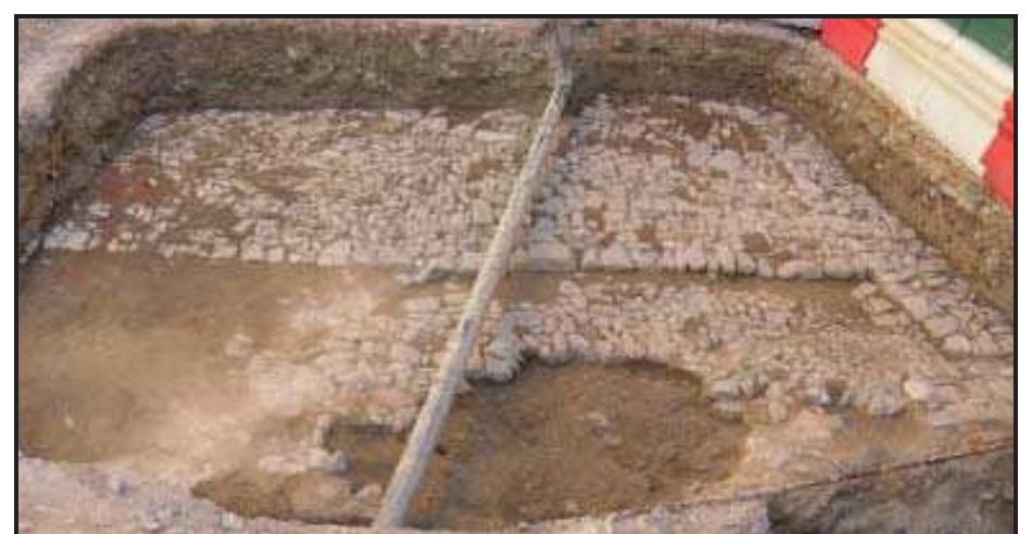 Fig. 3.55 Excavation of piazza Sant’ Omobono. The square da- ted between the end of the XIV and start of the XV century. It is interesting to notice how the separation between public  and private space continued.  Fig. 3.54 Excavation of Palazzo Scotto.The square at the chur- ch of Sant’Andrea in Chinzica. Of note is the circular footbo- ard of the well and the negative trace in the centre related to the removal of the drinking trough connected to the footbo- ard via a conduit. The many postholes refer to a timber roof which covered the area. 