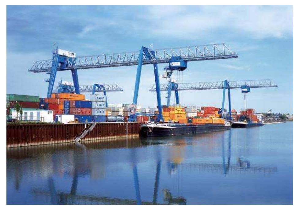 Quayside container crane with 3d truss girder