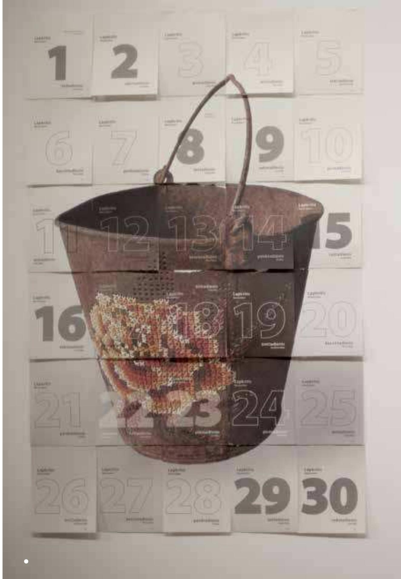 Palankiausig, nes beveik privacia, erdve gavo kita minétos mugés vaigzduté — Barbora Gedminaité. Jos ,Sviesos dialogas — daik- tai II” galinéje Paveiksly galerijos ,navoje” daugybés veidrodéliy isskaidyta Sviesa Svyti tarsi centrinis altorius. Kiek per dideléje erdvéje jkurta Lino Blazitino instaliacija ,Ménesiena pelédy aky- se” primena Soninj altoriy, taip pat skirta gamtos reiSkiniams. 