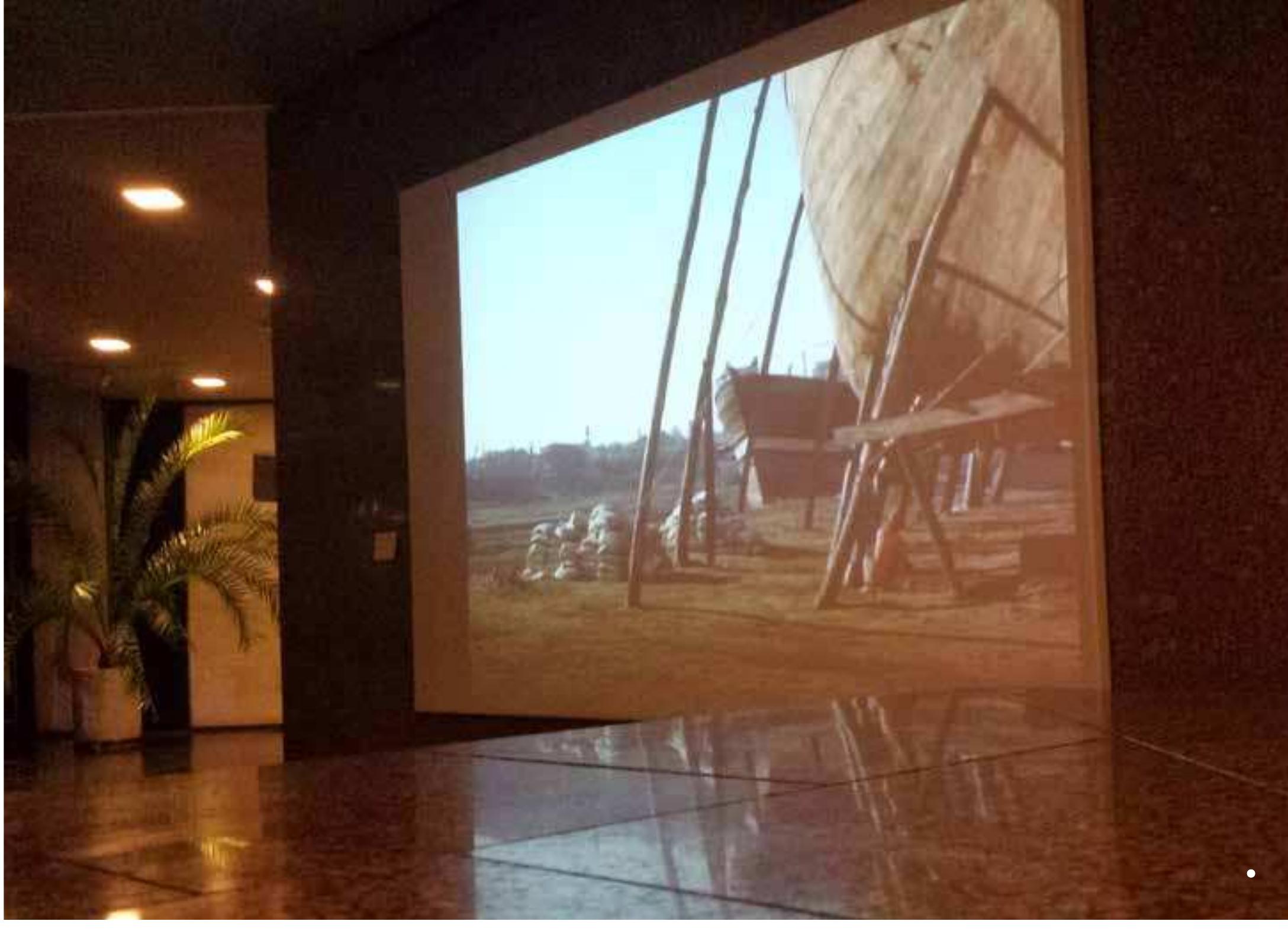 nlai, kas tiesoje yra tik tiesa, sugadina iliuzijq. Tai, kas tiesoje virsija tiesq, priklauso aukstesnés iliuzijos karali- jai. Tik tai, kas virsija realybe, gali virsyti realybes iliuzijq.”  Vizualusis pasakojimas ,,Anapus upés” buvo sulip- dytas i$ molio, kaip ir zmogus, negrjztamai ir ins- tinktyviai, labai atsiribojant ir suvokiant, kad tiesa negali biti laikoma aukS¢iausia galia. Troskimas patirti apgaule, tapsma, pokytj turi buti laikomas labiau metafizisku ir svarbesniu nei tiesos, bivio siekis. 