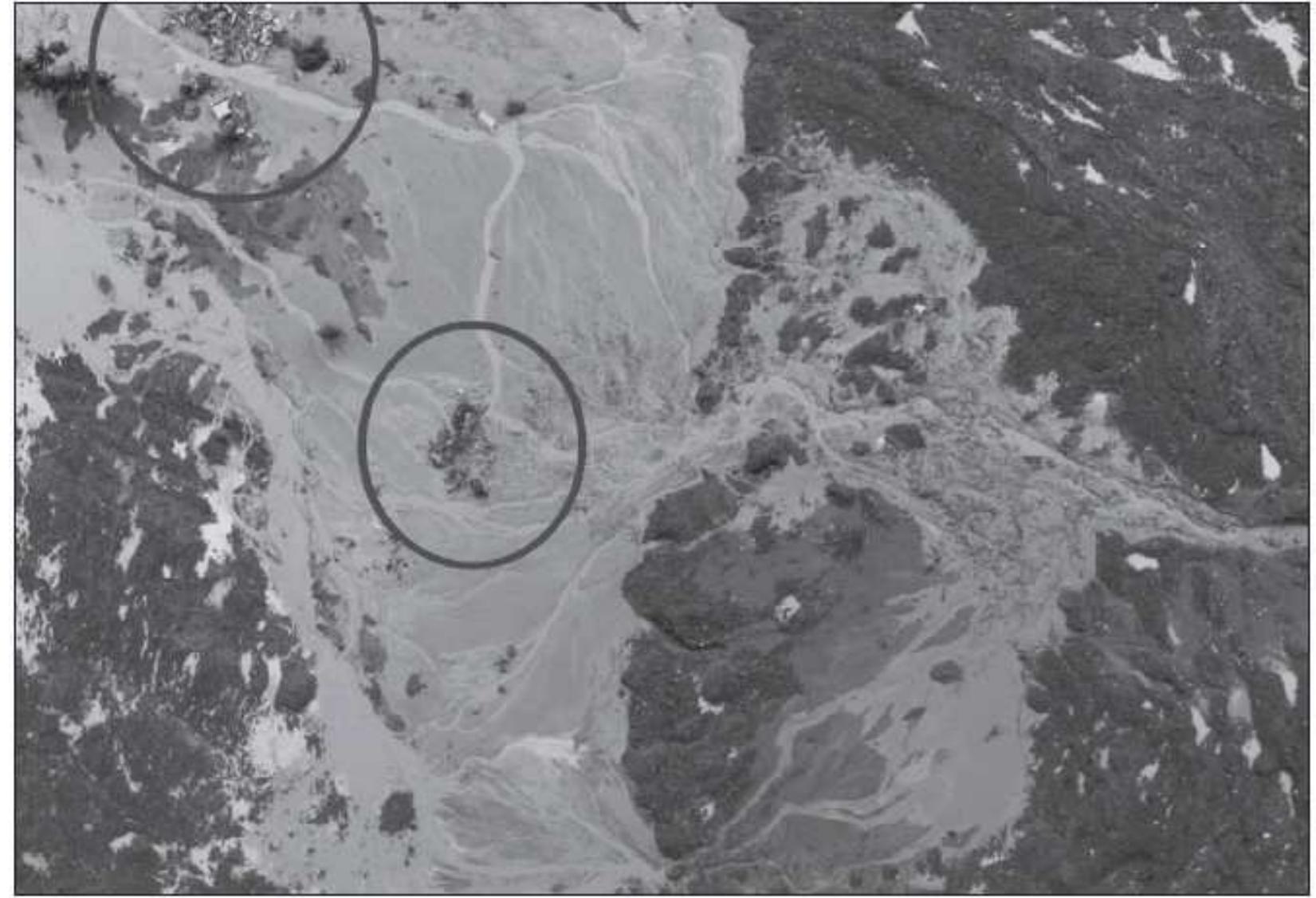 The figure shows a vertical aerial photograph of exposed