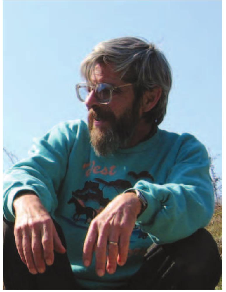 Daca intr-adevar exista eroi de zi cu zi, oameni care muncesc constiincios, in ciuda dificultatilor in a trai viata din plin, atunci arheologia sarbatoreste azi, un astfel de caracter. Pe Bajusz Istvan, arheologul nascut la Turda in anul 1954, cu stramosi care au activat in domeniul arheologiei, destinul I-a sortit spre practicarea acestei meserii. A crescut in cadrul ideal, unde, ca tanar, a cunoscut situl arheologic de la Potaissa, fapt ce l-a indemnat spre cunoastere $i dedicare spre arheologie. Urmand traditia familiei, in 1974 se inscrie la Universitatea Babes-Bolyai, Facultatea de Istorie si Filosofie, specializandu-se in arheologie.  IN HONOREM ISTVAN BAJUSZ 