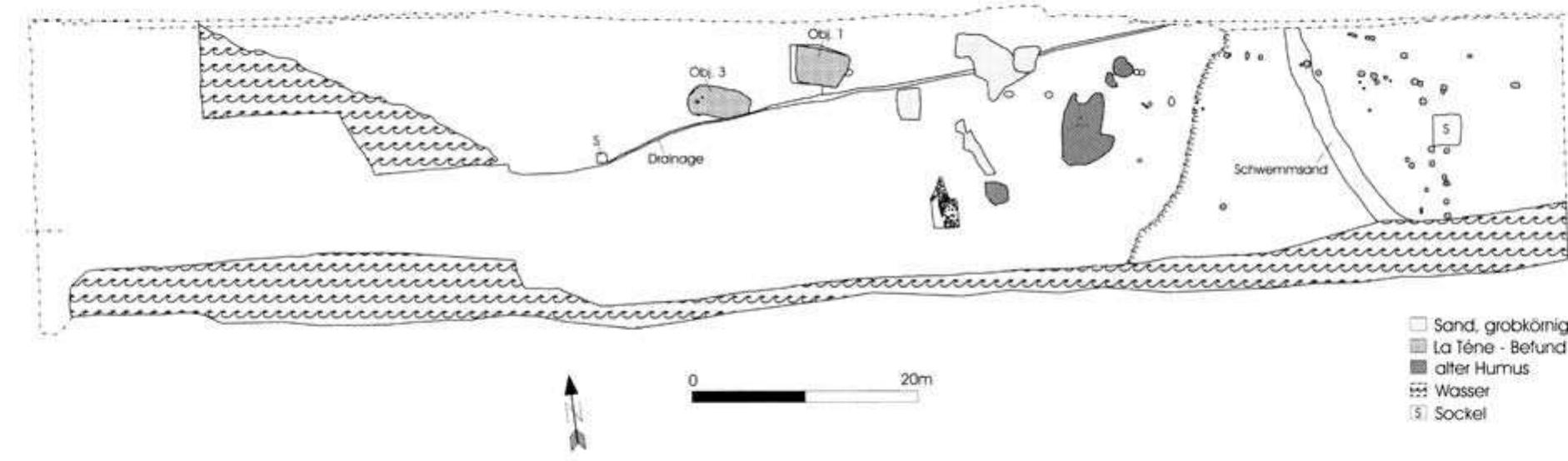 Fig. 11: Settlement plan of Mold (after Ruff 2003, fig. 64).  ceeds 2 ha per settlement phase, but nowhere was the total extent of a site uncovered. These results correspond well with the (almost) entirely excava- ted villages of Botitov in Moravia (ca. 1.5 ha’) and Nitra-Sindolka in Slovakia (ca. 1 ha®). In the course of the settlement duration, buildings shifted inside the villages. Similar shifts must also be expected for the above mentioned large and medium-sized sites.  Téne period at Oberschauersberg was already men- tioned in the previous section (Fig. 7, 1). At Mold (district of Horn), on the layout of a road which was 150 m long and about 25 m wide, two Late La Téne sunken dwellings and a rectangular struc- ture of double posts was discovered (Fig. 11). They probably belong to one or two farmsteads”. At Ge- mering (district Linz-Land), a Late La Tene sunken dwelling and three pits occupied approximately 400 m’ near the northern border of the excavated area along the motorway Al which comprised a total area of 7 ha®. 