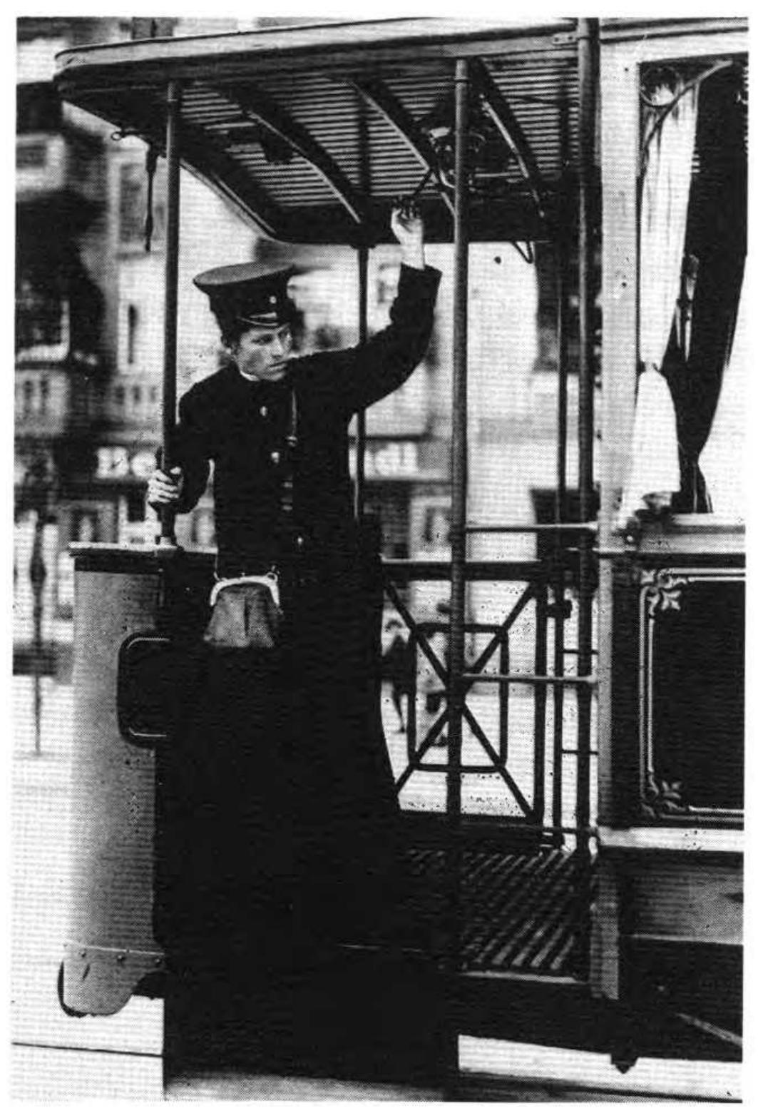 Figure 12  A. Grohs, Illustrations-Verlag, Schaffnerinnen der groBen Berliner StraBenbahn als Ersatz flr ihre in den Krieg gezogenen Manner (Female Conductors of the Great Berlin Streetcars as Replacements for their Husbands who have Gone to War). c. 1915. Bibliothek fur Zeitgeschichte in der Wirttembergischen Landesbibliothek Stuttgart (File Nr. 80). 18 x 13 cm. 