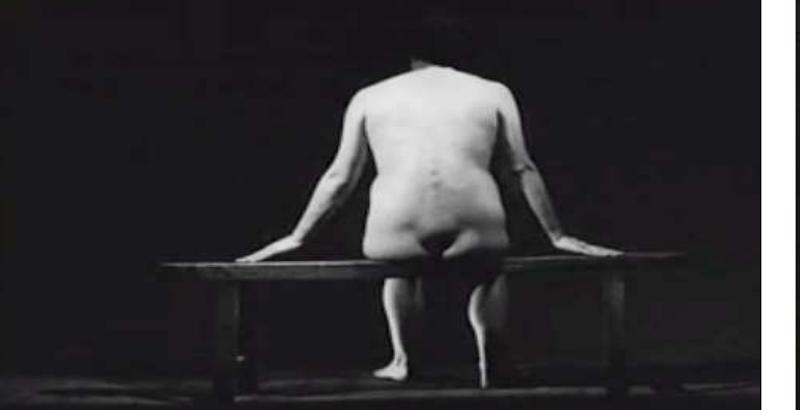 Fig. 6. L'Opéra-Mouffe © Agnés Varda et enfants 1994  Fig. 5. L'Opéra-Mouffe © Agnés Varda et enfants 1994  it, giving the impression that the body is headless. The spectator is left only with the contours of Varda’s back, of her asymmetrical sloping shoulders, of the violin shape of her torso and hips, of the knobby vertebrae that line her back from the shoulder blades to the buttocks, and of the thin, wing-like arms that extend out from her body. Her buttocks are pressed firmly onto the bench, the flesh misshapen and forming a mysterious dark fold at her sacrum. The headless-ness of the body and its distorted contours defamiliarize the image, and the spectator, unable to make sense of it solely on a visual level, is thus prompted to rely on other senses, to trace the form with a prehensile eye in order to better grasp it, in all senses of the word. 