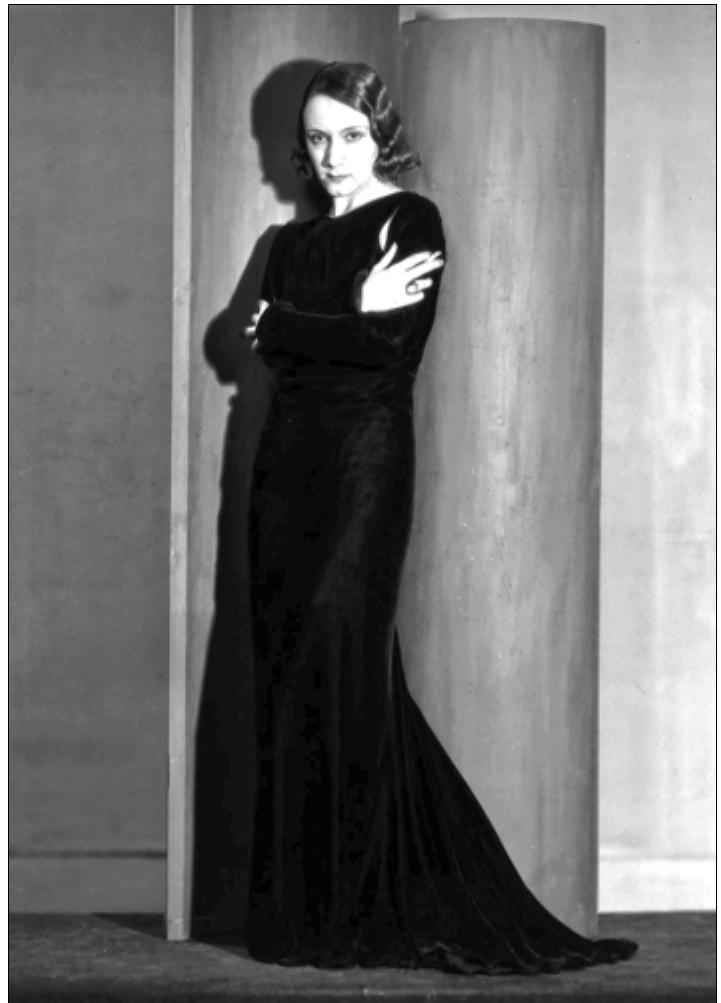 Satanella was the ultimate model for Silva Nogueira’s photographic portrait activi ince both were young, ambitious and in the early stages of their careers. Posing a1 yhotographing were exploratory experiences for both, as can be sensed from the shotographic sessions. Of Satanella, Silva Nogueira took several series of photograp n the beginning of the 1920’s; outstanding were those taken for the operetta Pérc Negra [Black Pearl], a 1922 production profoundly influenced by Western movi Vlovies in general and Western movies in particular were becoming, in the 1920s, t nost popular shows, with an increasing influence on other arts. This can be detect n Silva Nogueira’s photographs of Pérola Negra actors, in stage attitudes, especial aken for the magazine De Teatro, a 1920’s specialized Portuguese illustrated theat nagazine, in which Silva Nogueira was the exclusive photographer.  Tkxarane warith Catanalla that Gilxra ‘Ninotraivra manda anna nt fhovmoackni01 77] ine hawt x0 