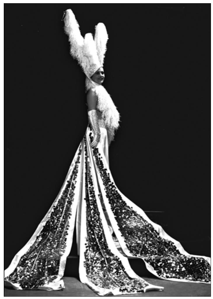 Only a deep complicity such as the one (Museu Nacional do Teatro) that could be established between Satanella and Silva Nogueira could allow the bold experience of the “Spinnely-like” portrait. But that complicity lasted much longer and it was one of the fundamental creativity factors of the photographic aesthetic research of Silva Nogueira on the dramatic poses and the choreographic work of Satanella. In 1927 such a collaboration played a crucial role, as Satanella and her theatre company Satanella-Amarante produced Agua-Pé for Lisbon’s Theatre Avenida, the first modernist Revista a Portuguesa. All the visual preparation was made with Silva Nogueira’s help in his studio, rehearsing sequences of poses and choreographic positions for the photographer’s camera. We know Silva Nogueira had some construction works made in his studio, in order to overcome the technical constraints of the old Carlos Santos’ studio regarding the possibility of photographing large sets and scenes. The new high ceiling of Silva Nogueira’s renovated studio could accommodate a long dress like the one Satanella wore in Agua-Pé, in front of the neutral scenery that had replaced the preceding picturesque canvas.  Portuguese modern photography and modern theatre benefited much from Noticiqe Tlyetradn an illictrated magazine that came to licht in 1998 introducine 4 new 