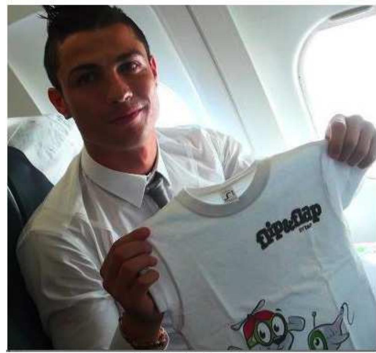 Figure 5: Publication with celebrity endorsement on Facebook featuring soccer player Cristiano Ronaldo  However, we also found evidence of crisis communication and reputation management, although much less frequent. Concerning comments, we point out as an example the photograph of one of its airplanes published by TAP on August 24". This publication resulted in a large number of comments about the aircraft itself and a comment about flight delays, to which TAP answered as Figure 6 shows. Preventing a possible attack to its reputation, TAP answered in 15 minutes. 