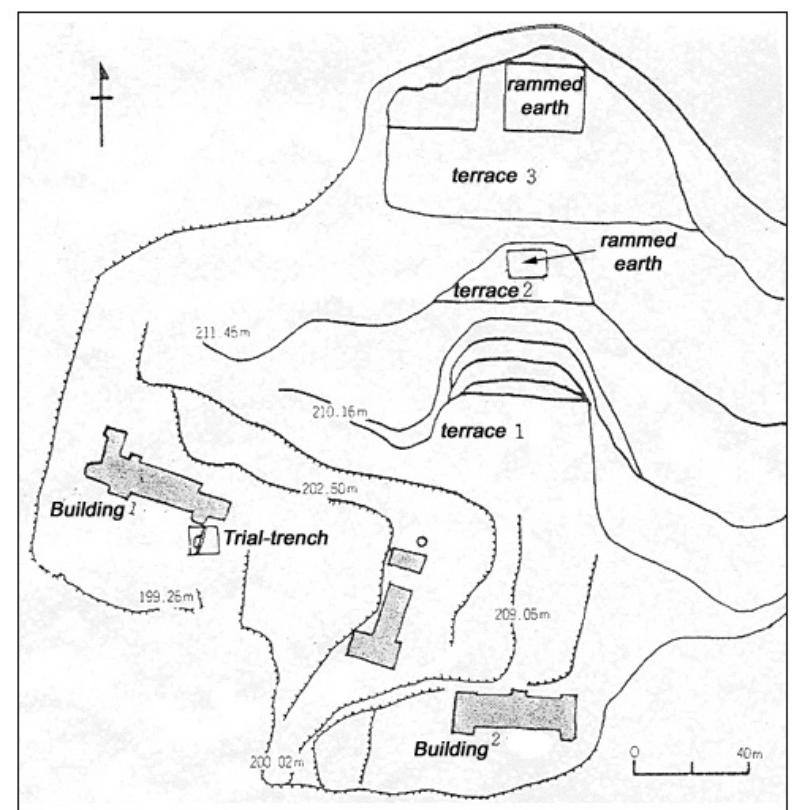 Court’, located on a slight slope that occupies an area of about 10.000 sqm. The overall plan of the monastery seems to have had at shape. The 1965 ex- cavation site is located on the lower terrace (about 200 m asl), West of the main axis (Luoyangshi 1986: 41, fig. 2)."°A flight of uneven steps links the first terrace to the second. The latter is much smaller than the one below, and in the shape of a trapezium: it is 25 m deep and 25/50 m wide. In its northern  Fig. 5 - Plan of the Xiangshansi site on the Dongshan. (From Wen Y ucheng 1992: 220, fig. 2). 