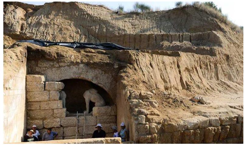 Figure 7 - The Amphipolis Tomb. (Copyright: http://www.theamphipolistomb.com/gate) 