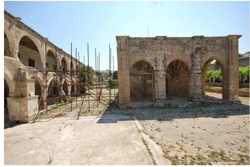 Figure 9 — The scaffolding is holding in place the lean- ing column, urgent intervention is required (photo: A. Camiz, 2014). 