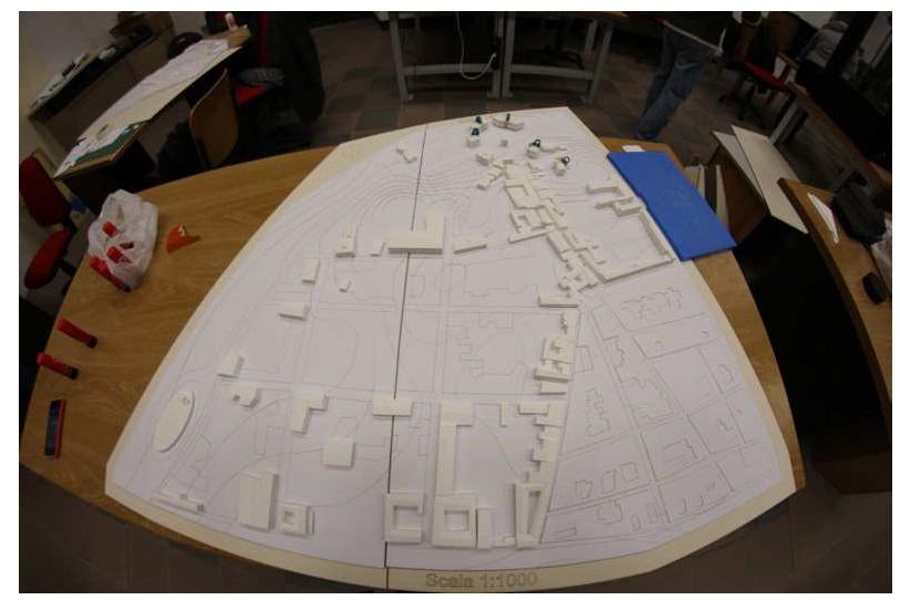 Figure 16 — Photograph of the plastic figures in as- sembly phase.  Figure 17 — Photograph of the after plastic figure, in which we can see the distinctions between reconstruct- ed buildings and the other parts of the analyzed area. 