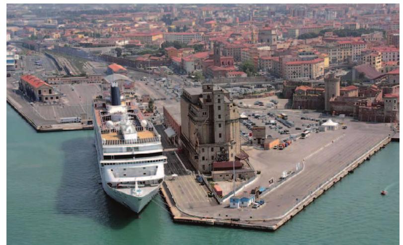 Figure 2 — In this photo you can see that the city spaces are different from those of the port. The Old Fortress, on the right, has a size relationship more with the city than with the port, while the Silos Barns, at the center, is clearly out of scale for the city but in aspect ratio with ships. This is due to the different construction periods, and then to the genesis of the naucentric component. 