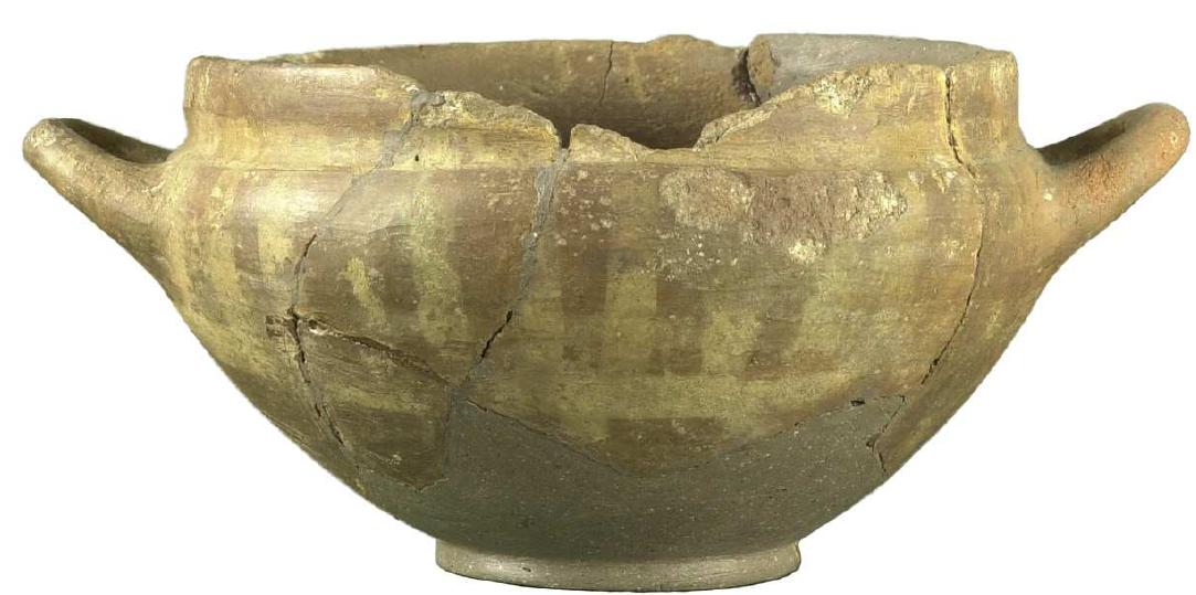 Fig. 9 Cup in reddish-brown impasto with painted decorations in white from the Fossa di Castelvecchio, h 8 cm. Museo Archeologico Nazionale Firenze, inv. 94250 (image: Soprintendenza per i Beni Archeologici della Toscana).  ered close to the surface in the south-western corner.*® In the 1966 publi- cation, the authors argue that all the objects had the same dating and that the groups possibly belonged to two burials set in the same period, around the end of the 7“ century — beginning of the 6" century BC.” The pottery from the south-western group clearly belongs to this period, as shown by the presence of aryballoi and alabastra of Etrusco-Corinthian fabrics.”! The objects from the ‘bank’ — and probably also the ones from the centre of the grave — seem to be much older, however. As Rizzo recently con- cluded from the presence of a scarab of the Lyre Player Group among the objects from the ‘bank’, this burial should be dated to the beginning of the 7" century BC.” Fibulae and pottery from the ‘bank’ seem to sup- port this date (in particular the fibulae ‘ad arco ribassato’ with a fully decorated bow,” the massive leech fibula with decorations on the whole 