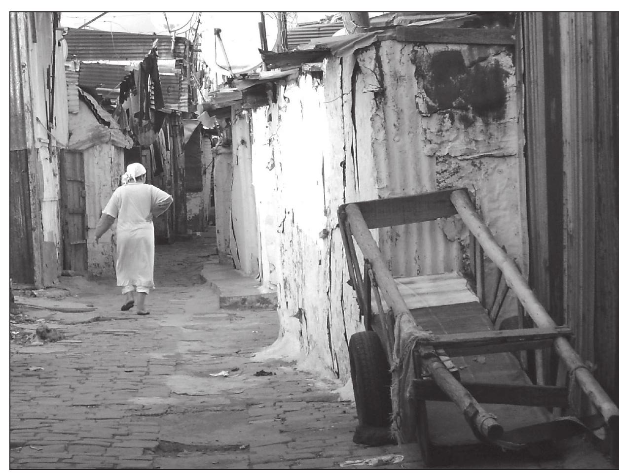 > A narrow alley, typical to Casablanca’s slum areas.  When we asked Fatima why they had gone to El Jadida and Casablanca and not to any other Moroccan city, she said that they did not have any knowledge about other cit- ies. They knew El Jadida because it was the principal city in the region and they knew that there was a high demand for laborers in Casablanca. For similar reasons, she had never considered leaving Casablanca. Their home region and El Jadida had nothing to offer them, so why would they have gone to another place? 