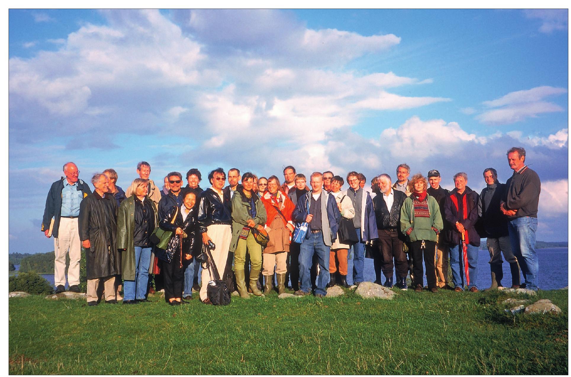 Figure 1. The members of the conference gathered at the Viking and Medieval period royal estate on Adels6, Bjérk6's neigh- bouring island by the ruin-mound covering the royal palace Alsnéhus which dates to the latter half of the 13th century. Photo: Sara Johansson. 