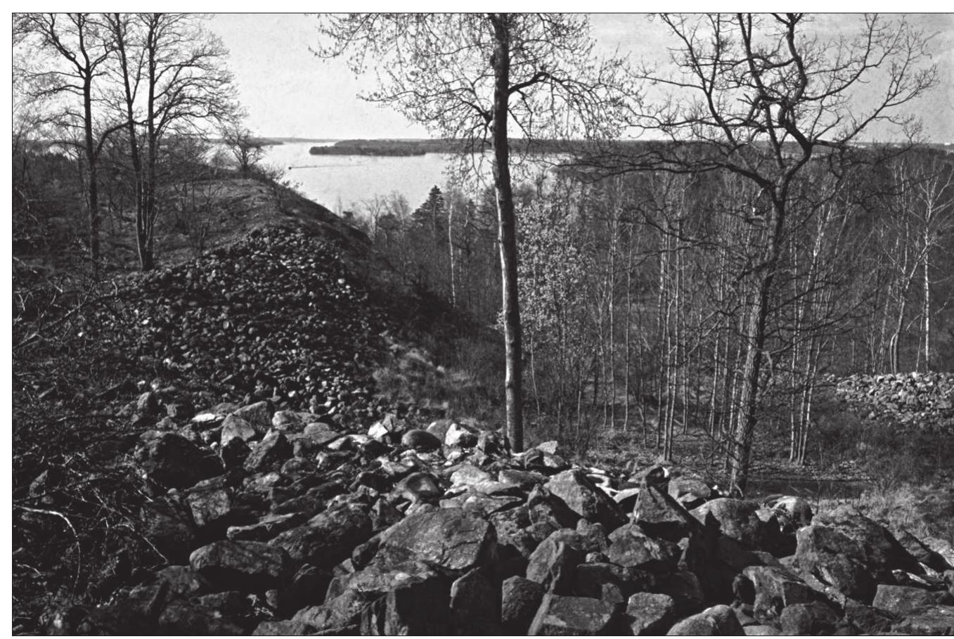 A remarkable and important discovery made by the BMS-project on the heavily fortified hilltop site of Gaseborg was that gold was also melted down. Here we find remarkable similarities to the distinctly elitist activity on Migration-period Helgé, which is seen as unique for its kind. It also corresponds with the activ- ity at Gudme on Fyn, Helg6’s Danish equivalent. The gold content on the crucibles from Helg6 and Gaseborg showed that different types of alloys were experiment- ed with, and that the gold content varied from 60—70 %. The solidi coins from Helgé, however, show a gold content of over 99 %. It is impossible to say whether the lower gold-count in the crucibles and gold ingot from Gaseborg is the result of the melting down of less gold-rich Roman solidi, or whether the gold con- tent was altered for some reason (Kangur & Olausson  