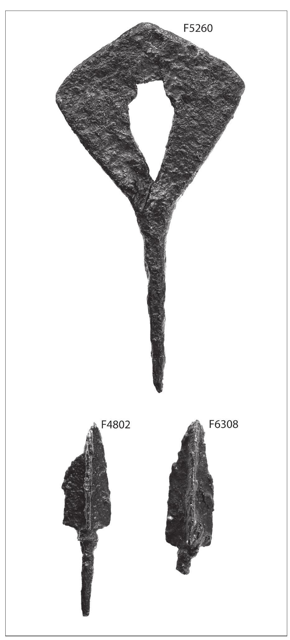 of the closed quiver and can be compared to similar finds from Eastern Europe. The iron parts that occur in the Hungarian material, contemporary with the finds from the Garrison, comprise mounts that either sat on the quiver body or were a part of the frame which sur- rounded the quiver — the preservation conditions of the finds do not always allow for a definitive answer. The quiver contained one or two loops often as part of the framing. These loops held straps that fastened the quiv- er to a belt (Sebestyén 1933: 42—58,83, Révész 1985: 52-53, Révész & Nepper 1996: 45, Zagorhidi 2000: 104). All the loops found in Birka’s Garrison lacked  